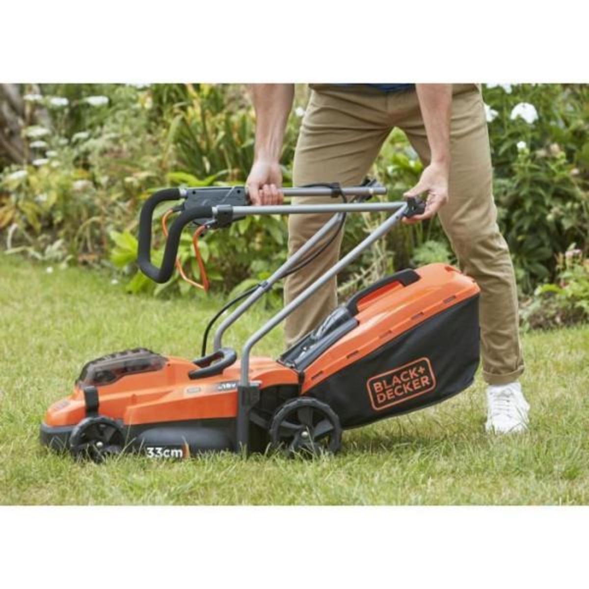 Black et Decker Tondeuse a Gazon   sur batterie 18V 33cm de coupe BLACK+DECKER BCMW3318N-XJ - Livré sans batterie ni chargeur