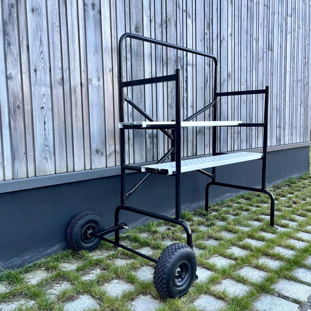 SWEEEK Echafaudage roulant et pliant sur deux niveaux - mobile. 2 roues. L140x l78 x H135cm ouvert. poids supporté 150 kgs