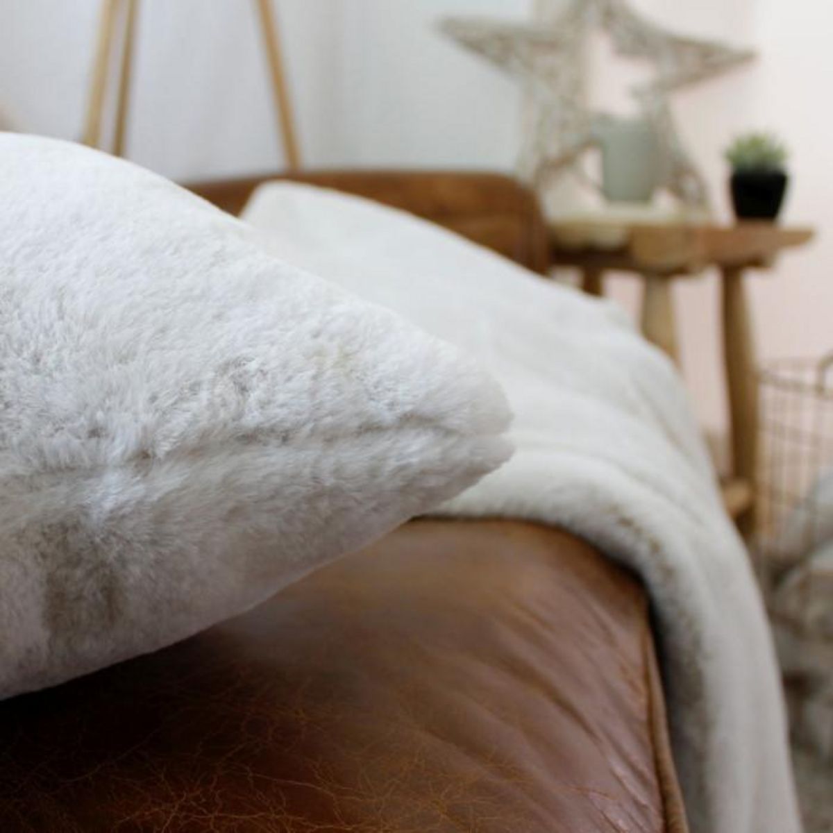 Paris Prix Coussin Déco Imitation Fourrure  Rabbit  40x40cm Blanc