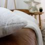 Voir la diapositive 2 : Paris Prix Coussin Déco Imitation Fourrure  Rabbit  40x40cm Blanc