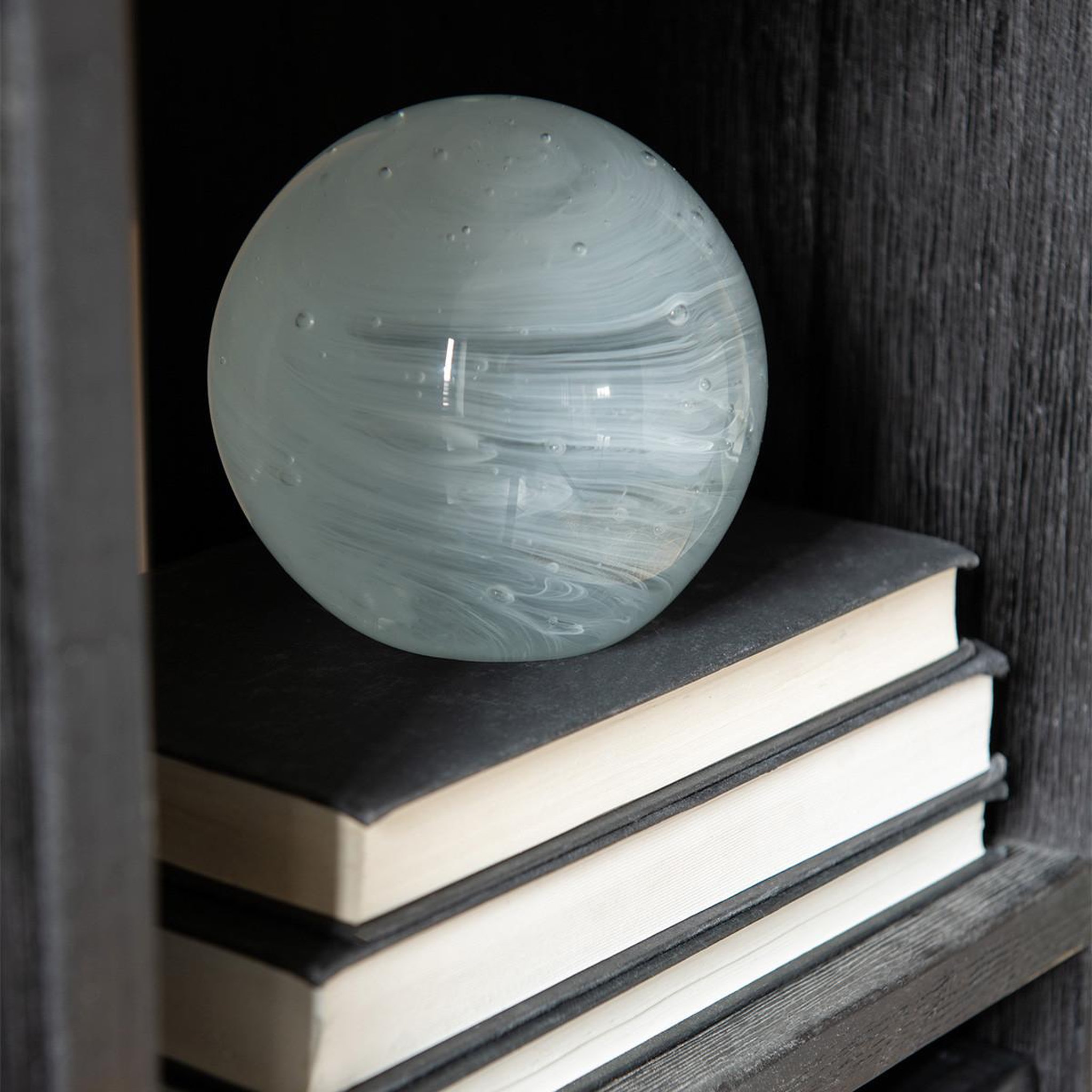 Voir la diapositive 3 : J-LINE Presse-papier en verre  twister  17cm blanc