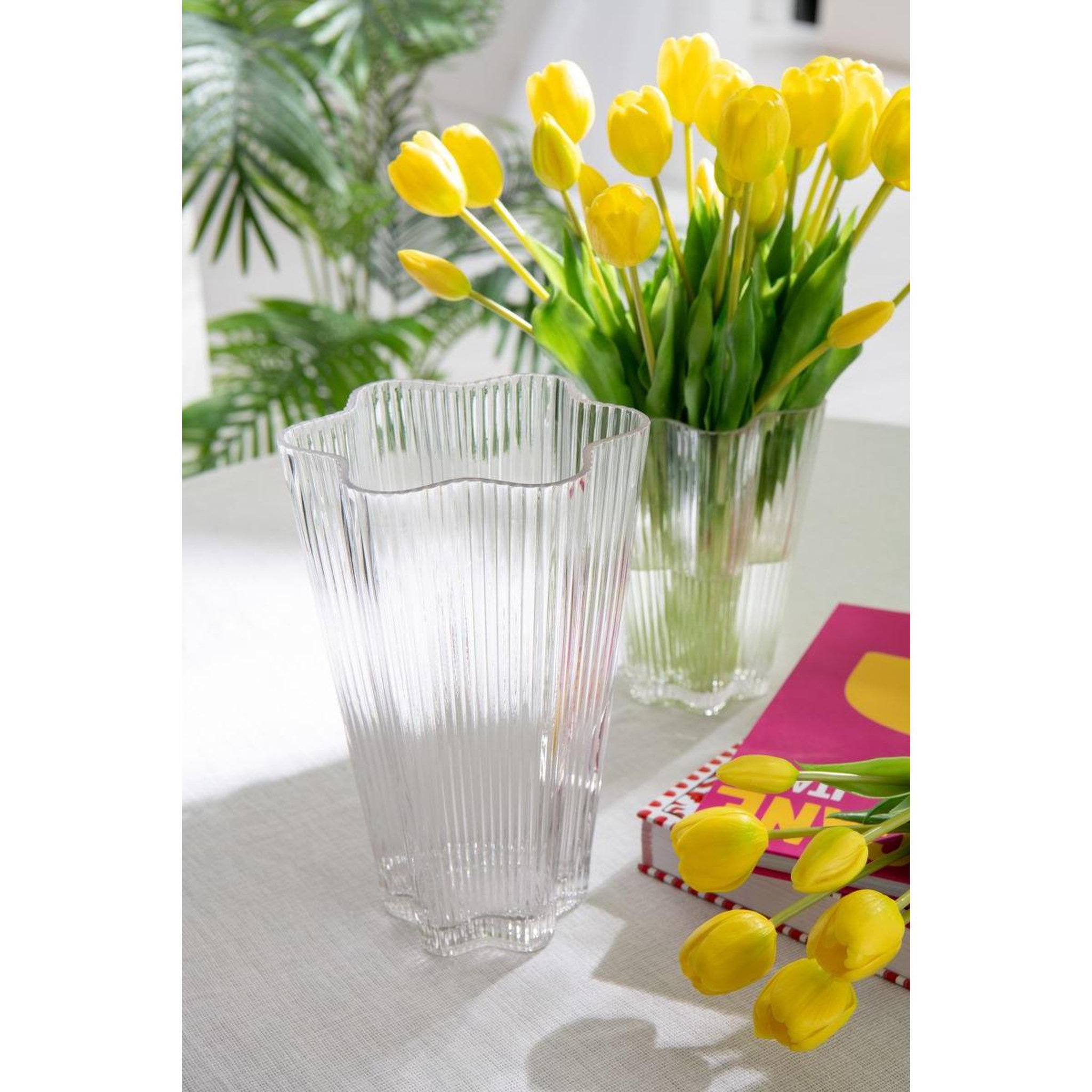Voir la diapositive 3 : J-LINE Vase design en verre  clara  20cm transparent