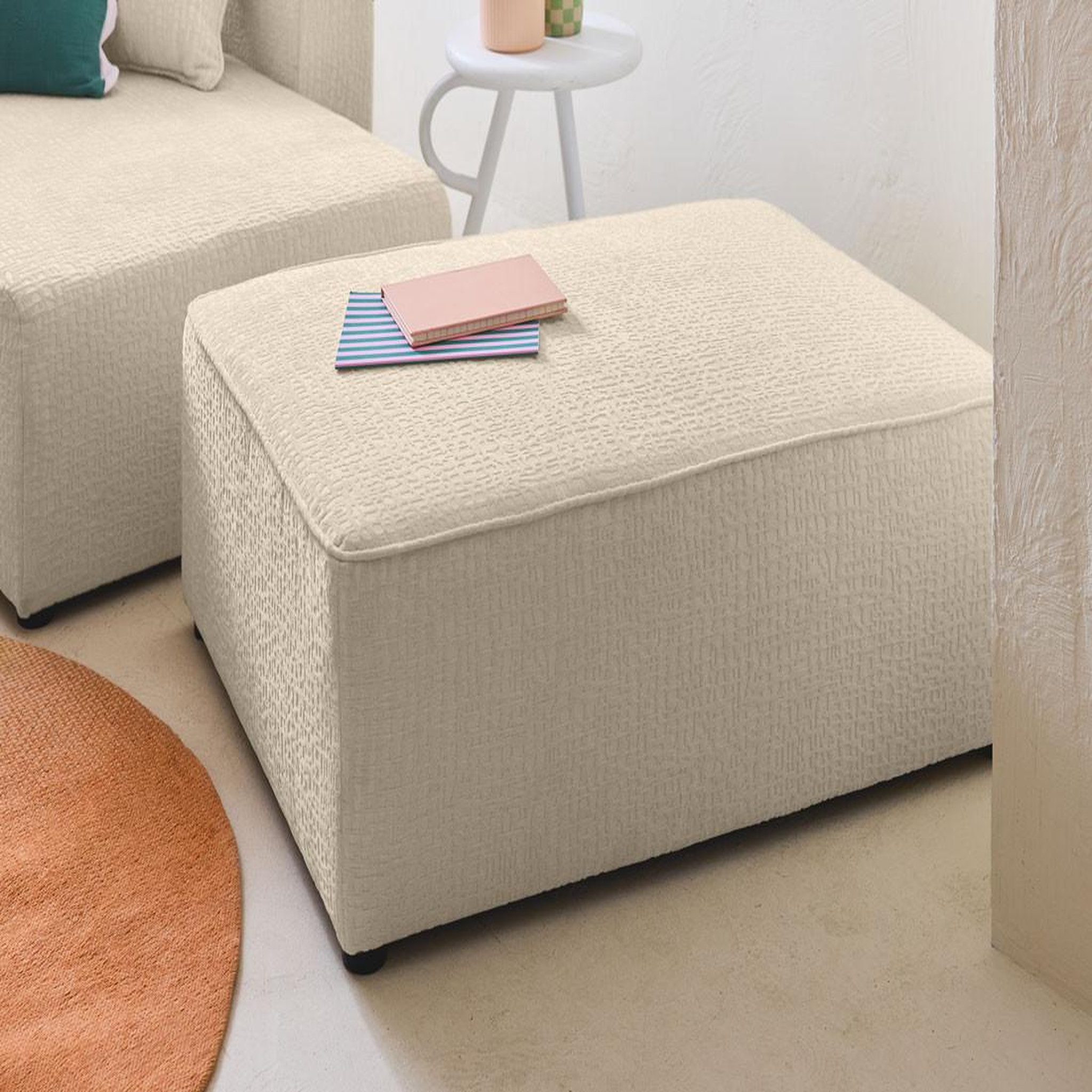 Voir la diapositive 1 : BEST MOBILIER Topaze - pouf - en tissu velours relief