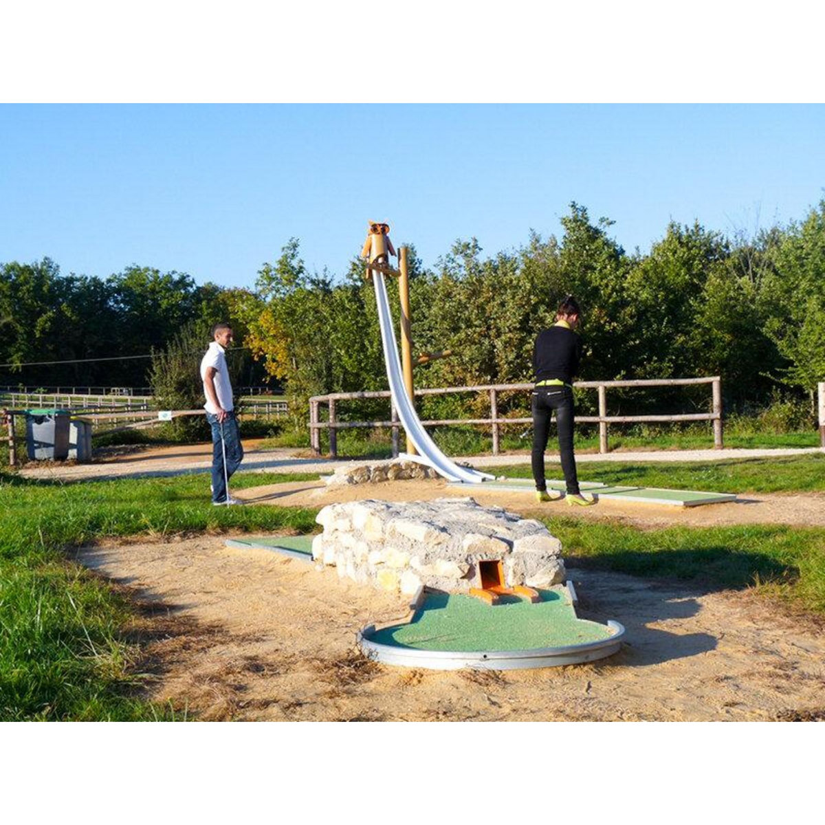 Smartbox 3 jours en famille dans une maison dans les arbres avec mini-golf près de Poitiers - Coffret Cadeau Séjour