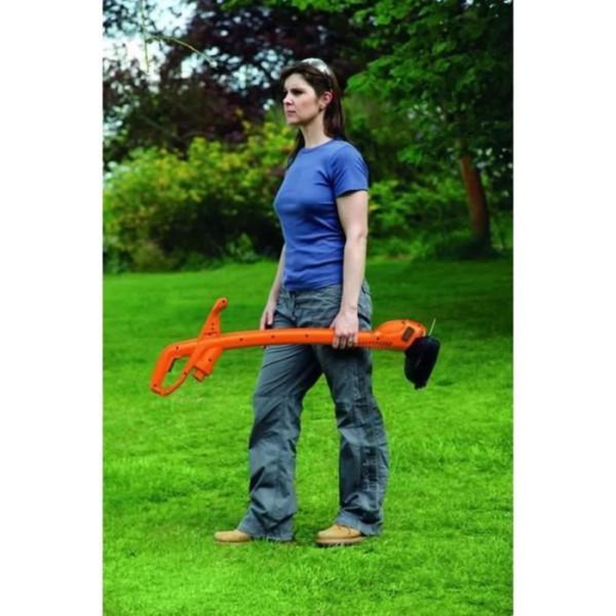 Voir la diapositive 3 : Black et Decker Coupe-Bordures Filaire BLACK+DECKER GL310 300W 25cm - Déroulement du Fil par Frappe au Sol