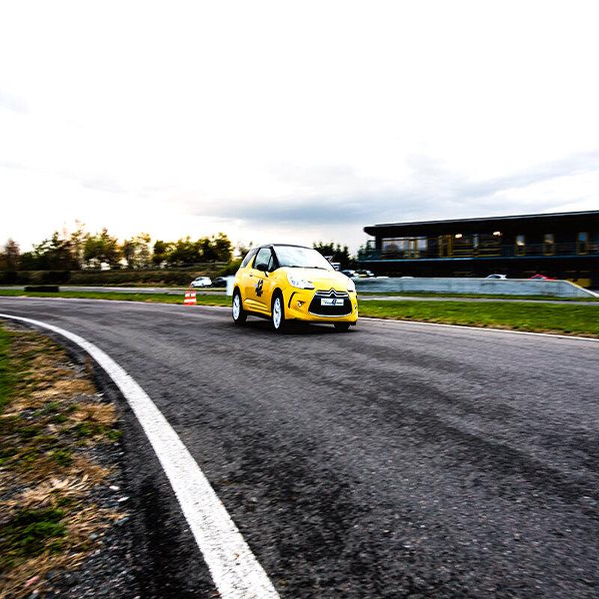 Voir la diapositive 4 : Smartbox Session de pilotage pour enfant en Peugeot 208 Racing Cup près de Saint-Étienne - Coffret Cadeau Sport & Aventure