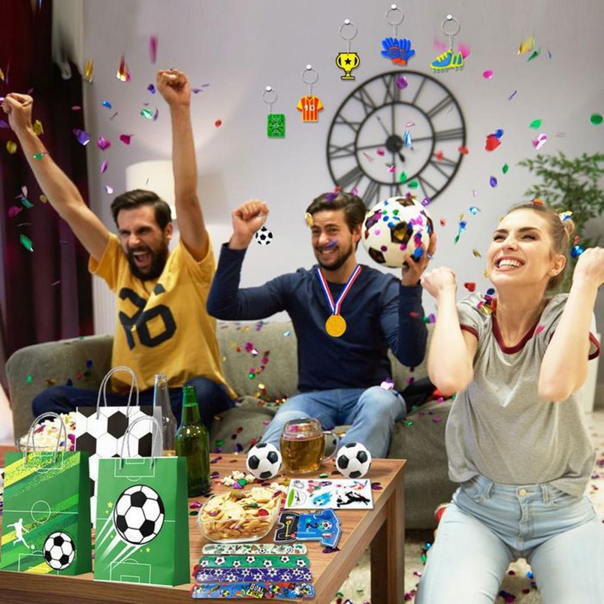 Voir la diapositive 4 : Coffret accessoires fête football avec 12 sacs cadeaux, bracelets, autocollants, médailles, gommes et sifflets