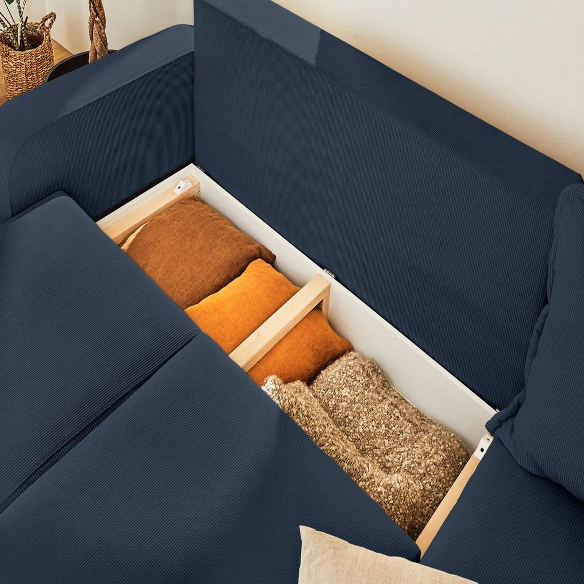 Voir la diapositive 3 : LISA DESIGN Albane - canapé d'angle droit - 4 places - convertible avec coffre - en velours côtelé