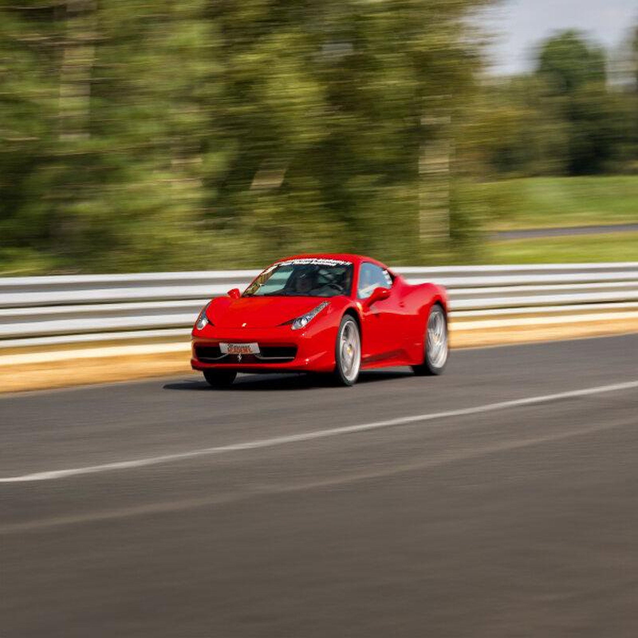 Voir la diapositive 3 : Smartbox Stage de pilotage : 2 tours sur le circuit de La Châtre en Ferrari F458 Italia - Coffret Cadeau Sport & Aventure
