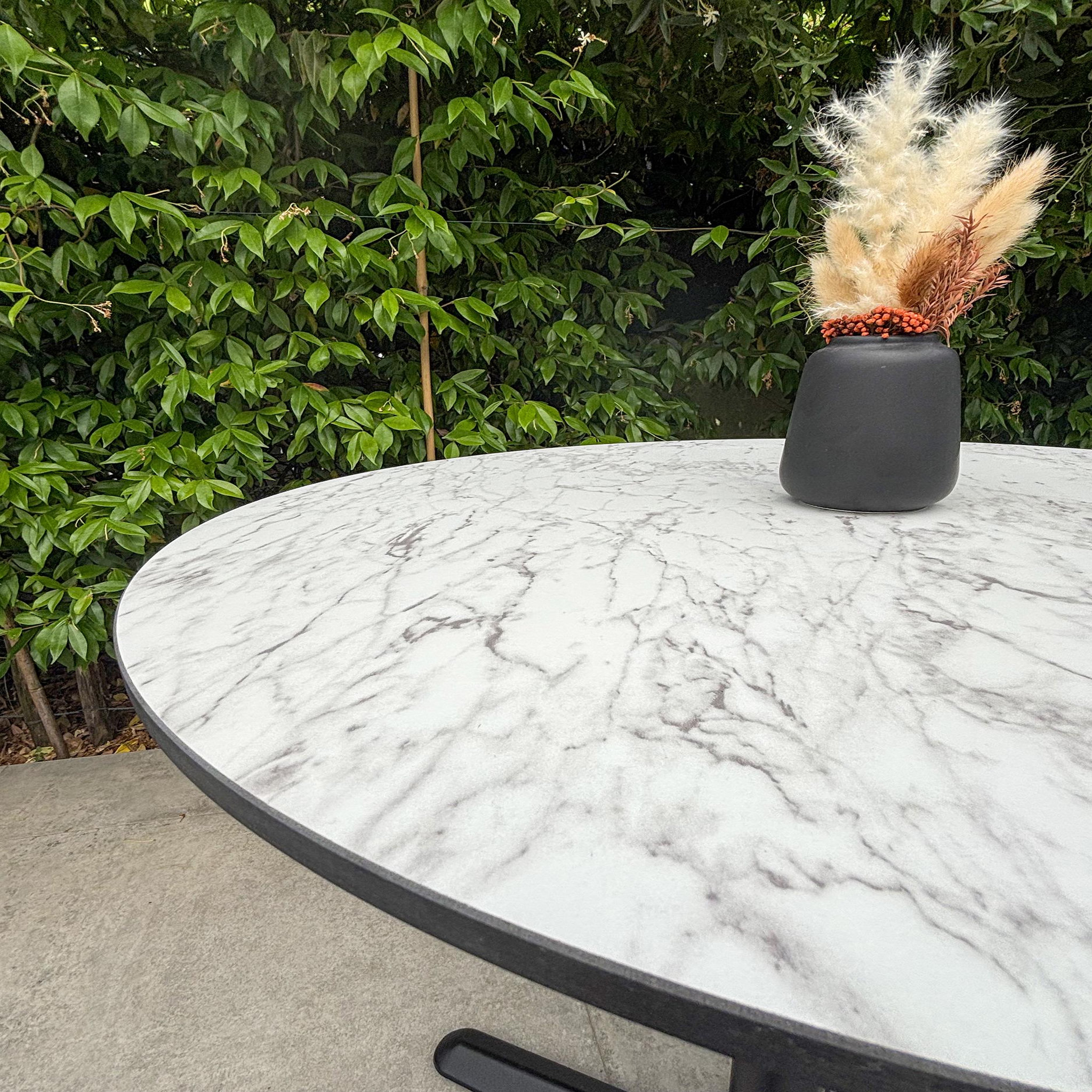 Voir la diapositive 3 : DCB GARDEN Table ronde de jardin en acier et plateau HPL (2 places)