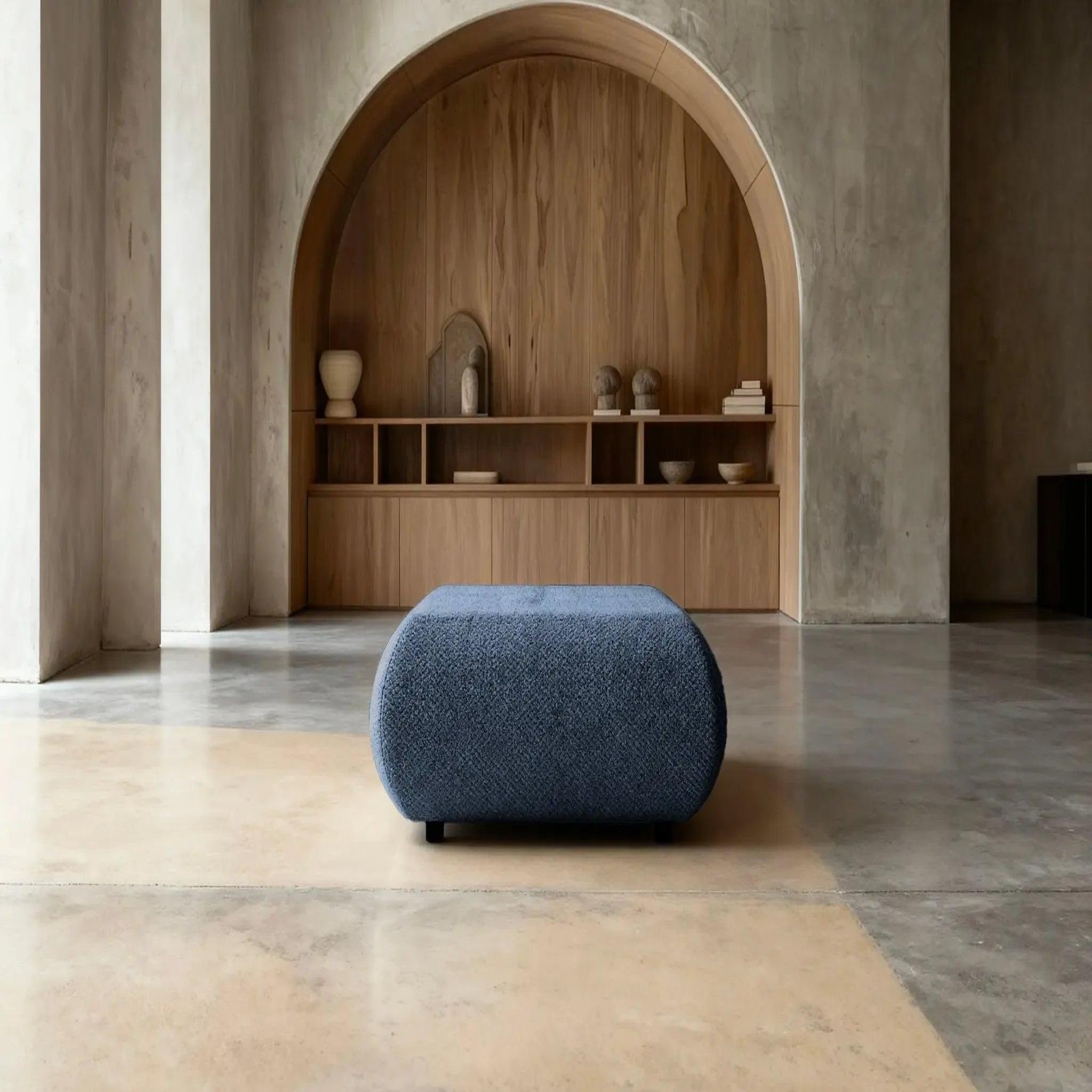 Voir la diapositive 3 : CASANOVA PARIS Levi - pouf tissu lisse