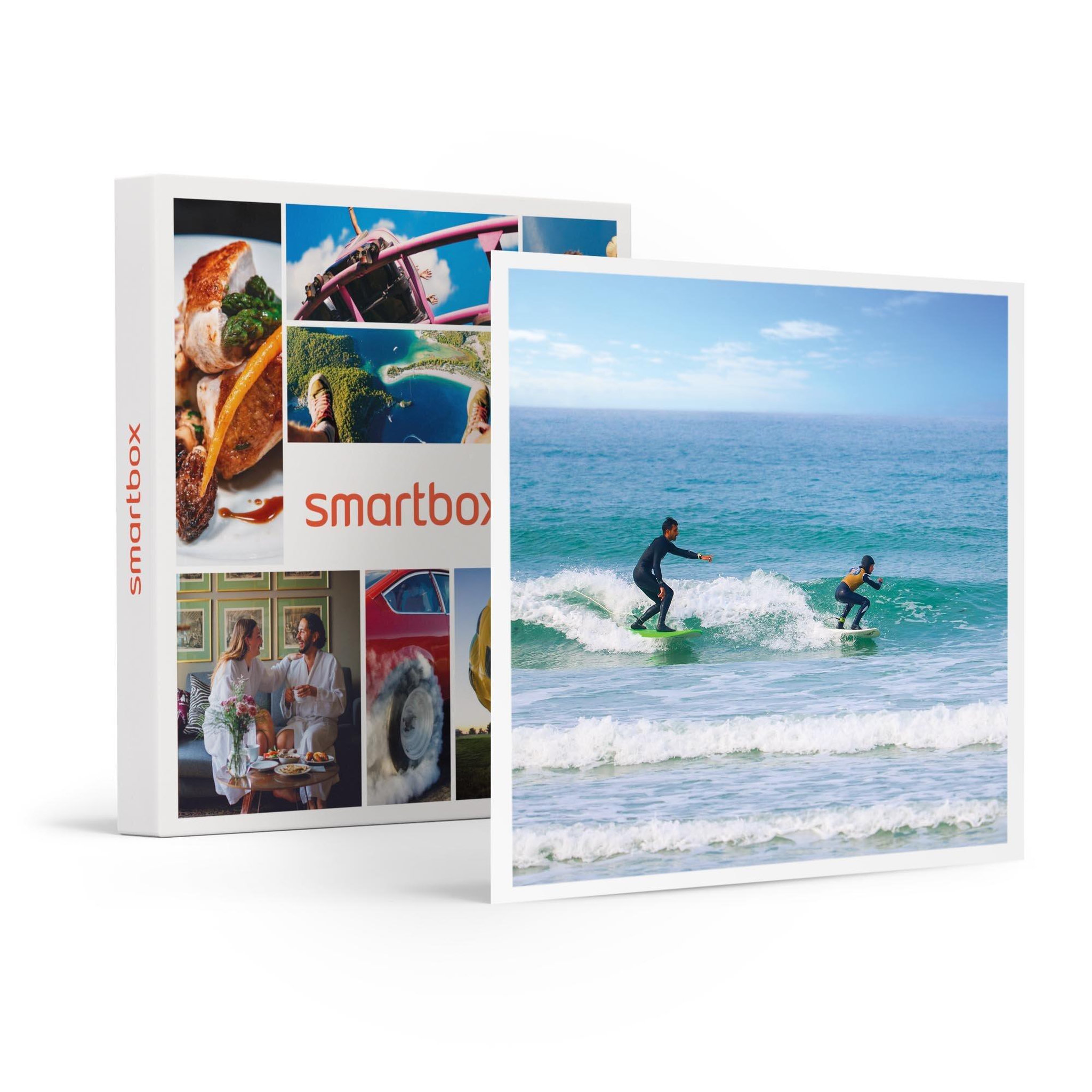 Voir la diapositive 1 : Smartbox Surf en famille : leçon d'1h30 pour 2 adultes et 2 enfants dans la baie d'Audierne - Coffret Cadeau Sport & Aventure