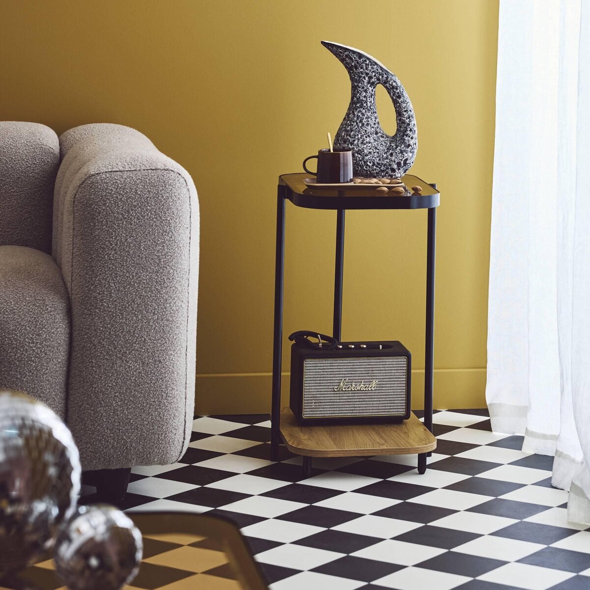 SWEEEK Bout de canapé vintage en métal noir avec 2 plateaux (verre et décor bois). bords arrondis