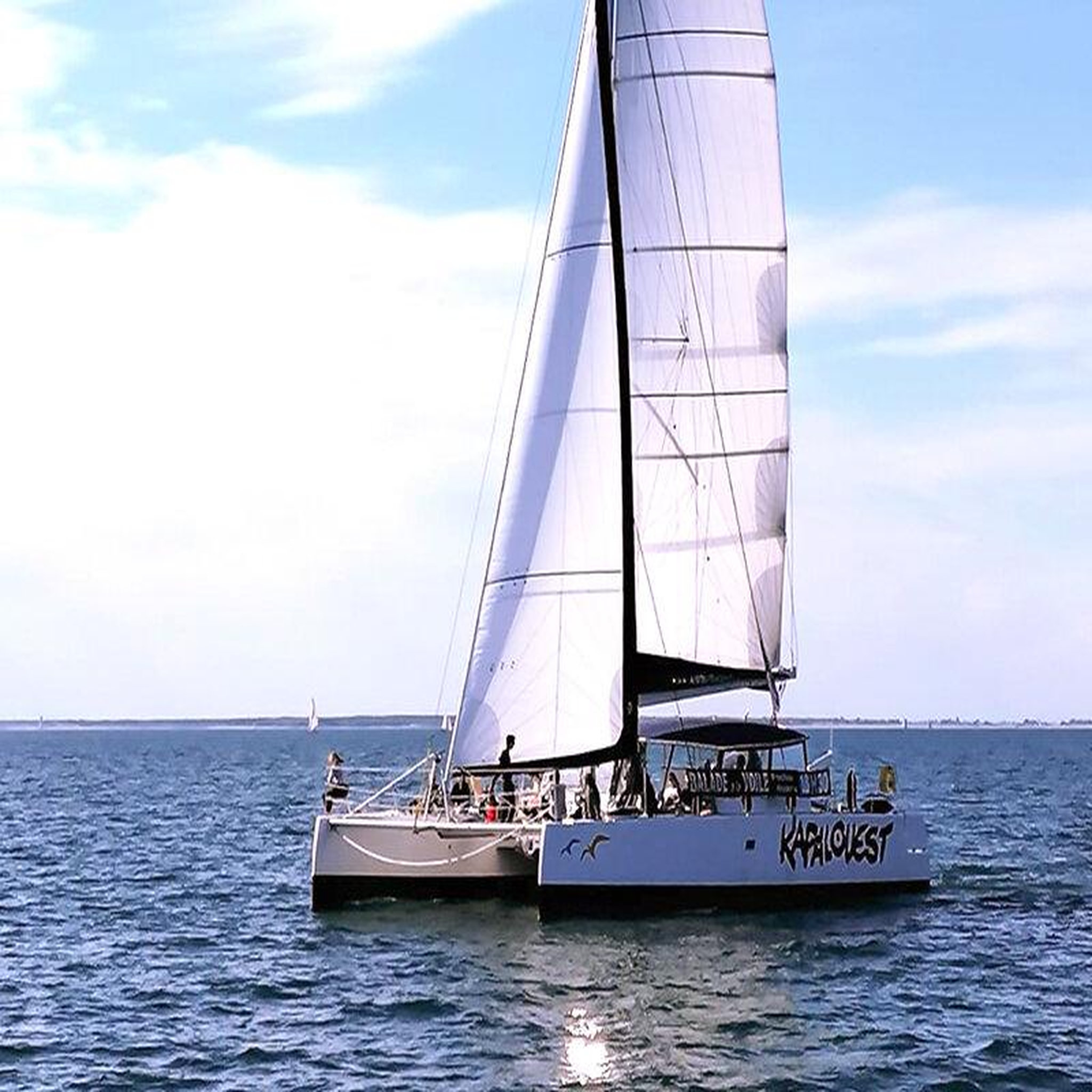 Voir la diapositive 2 : Smartbox Cap vers fort boyard : balade en catamaran de 4h pour 2 personnes - coffret cadeau sport & aventure