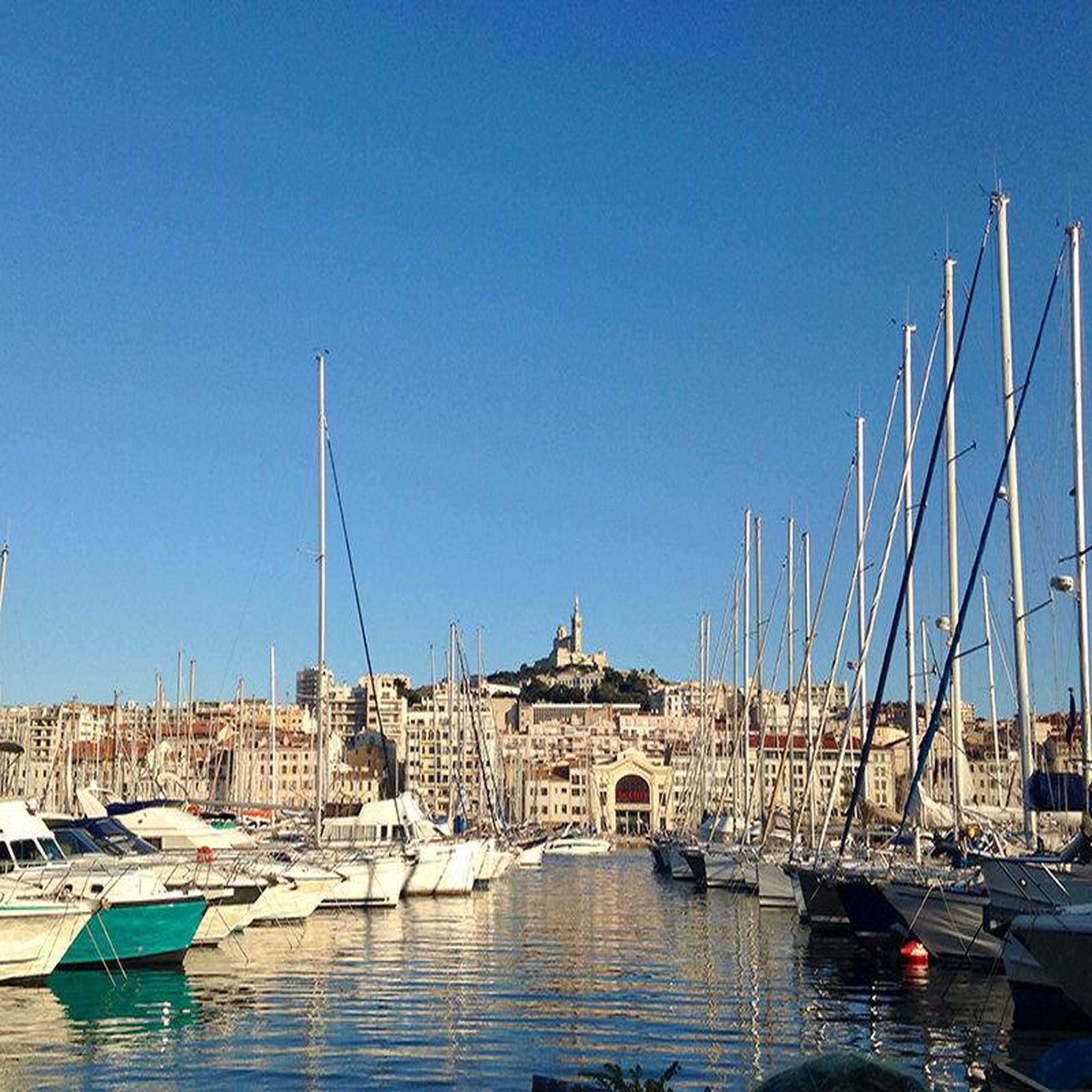 Voir la diapositive 3 : Smartbox Visite de Marseille et ses trésors architecturaux et culturels - Coffret Cadeau Sport & Aventure