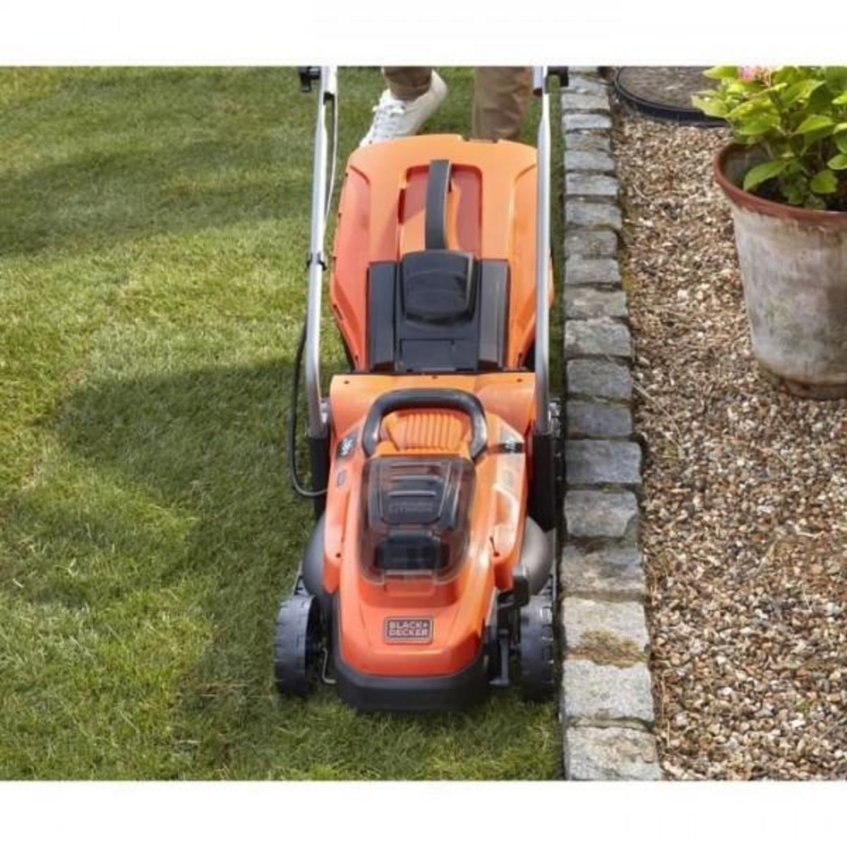 Black et Decker Tondeuse a Gazon BLACK+DECKER   18V BCMW3318L2-QW 33 cm - Jardin Jusqu'a 350 m² - 35 L avec 2 Batteries et 1 Chargeur