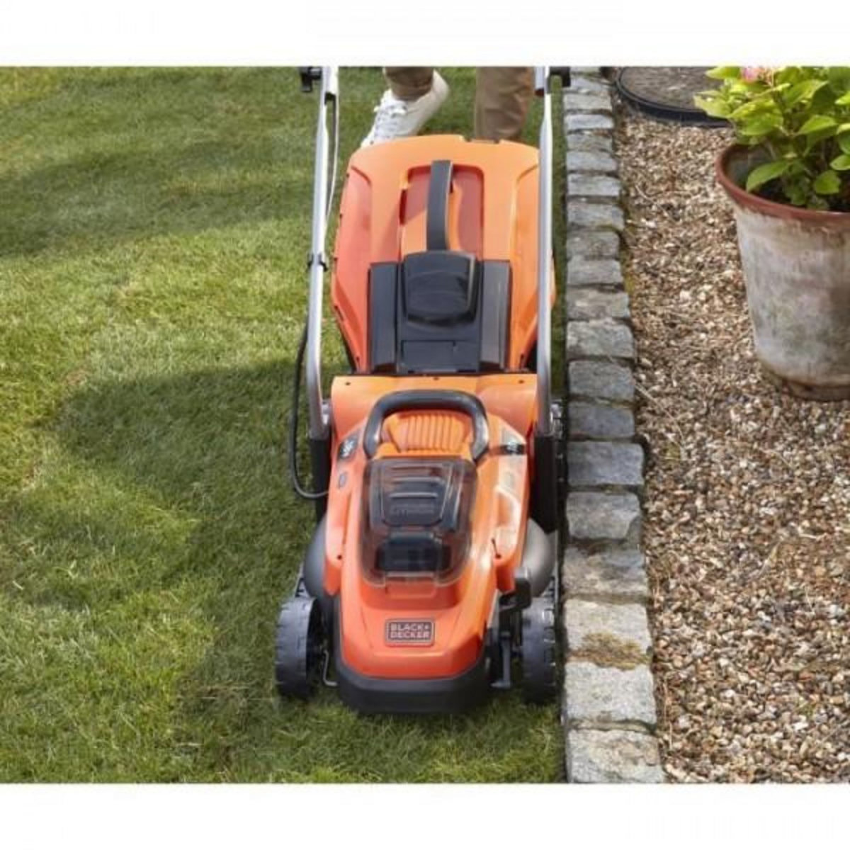 Black et Decker Tondeuse a Gazon BLACK+DECKER   18V BCMW3318L2-QW 33 cm - Jardin Jusqu'a 350 m² - 35 L avec 2 Batteries et 1 Chargeur
