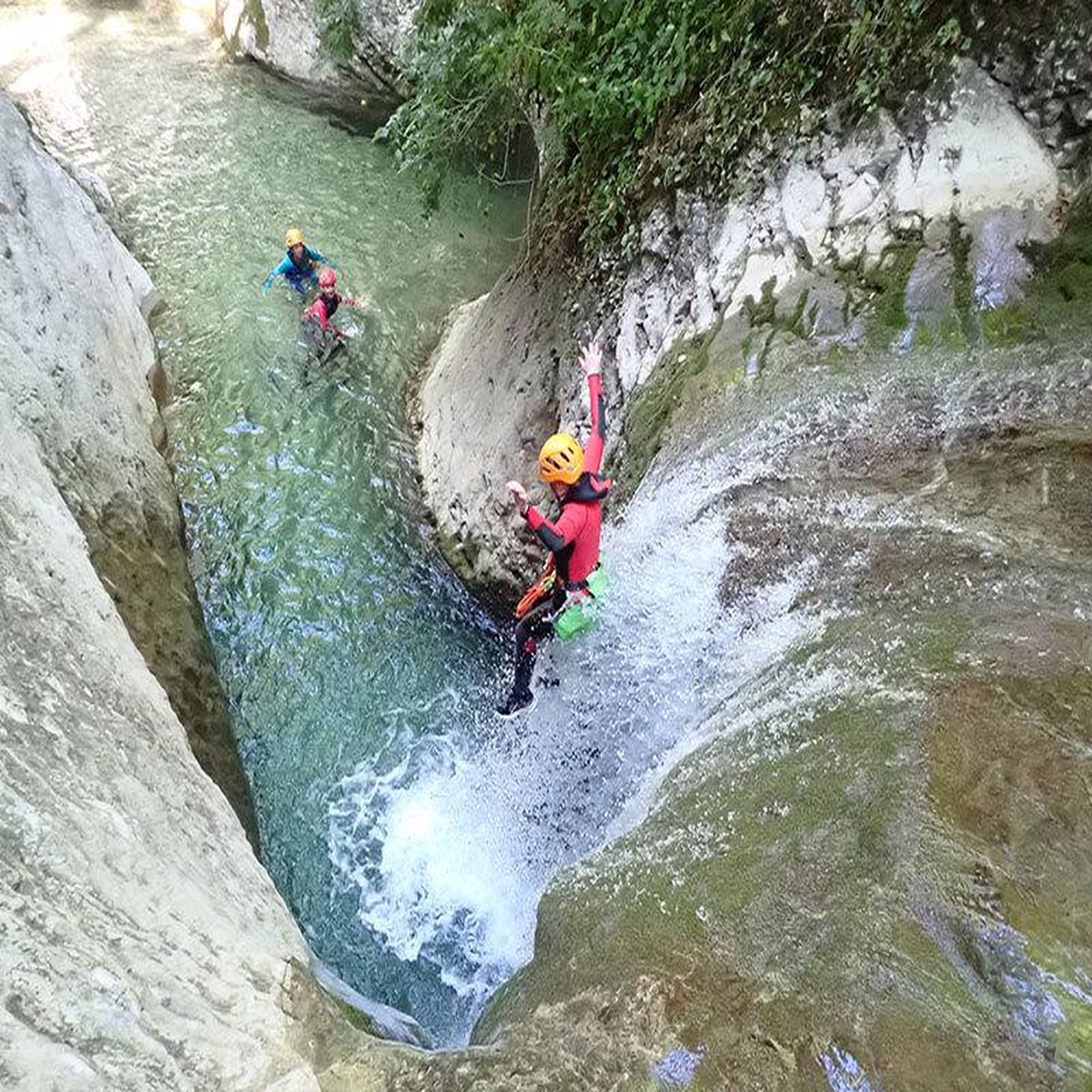 Voir la diapositive 3 : Smartbox Session de canyoning de 3h30 pour 3 personnes près de grenoble - coffret cadeau sport & aventure