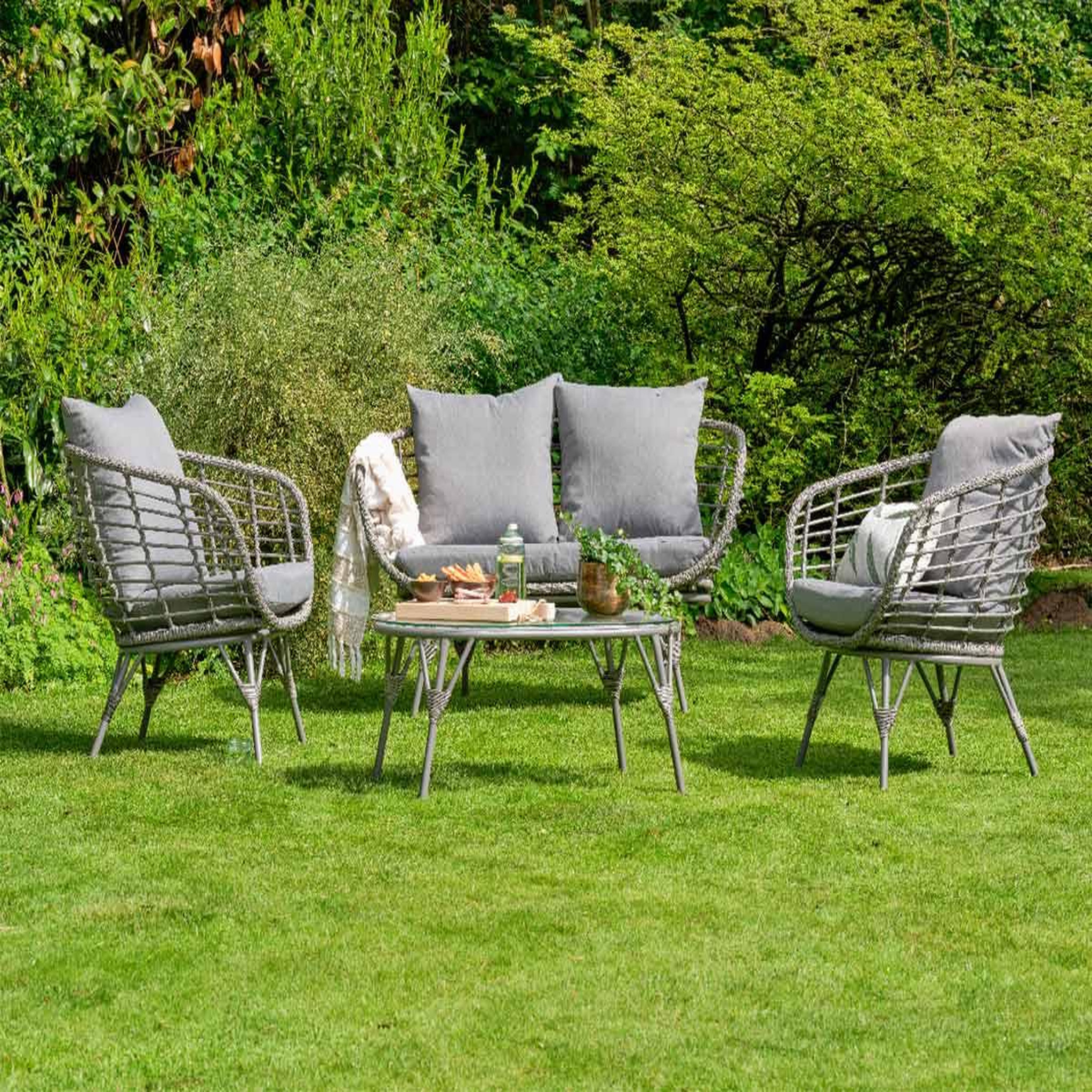 Voir la diapositive 2 : JARDIDECO Salon de jardin en résine tressée gris evora avec table basse - 4 places