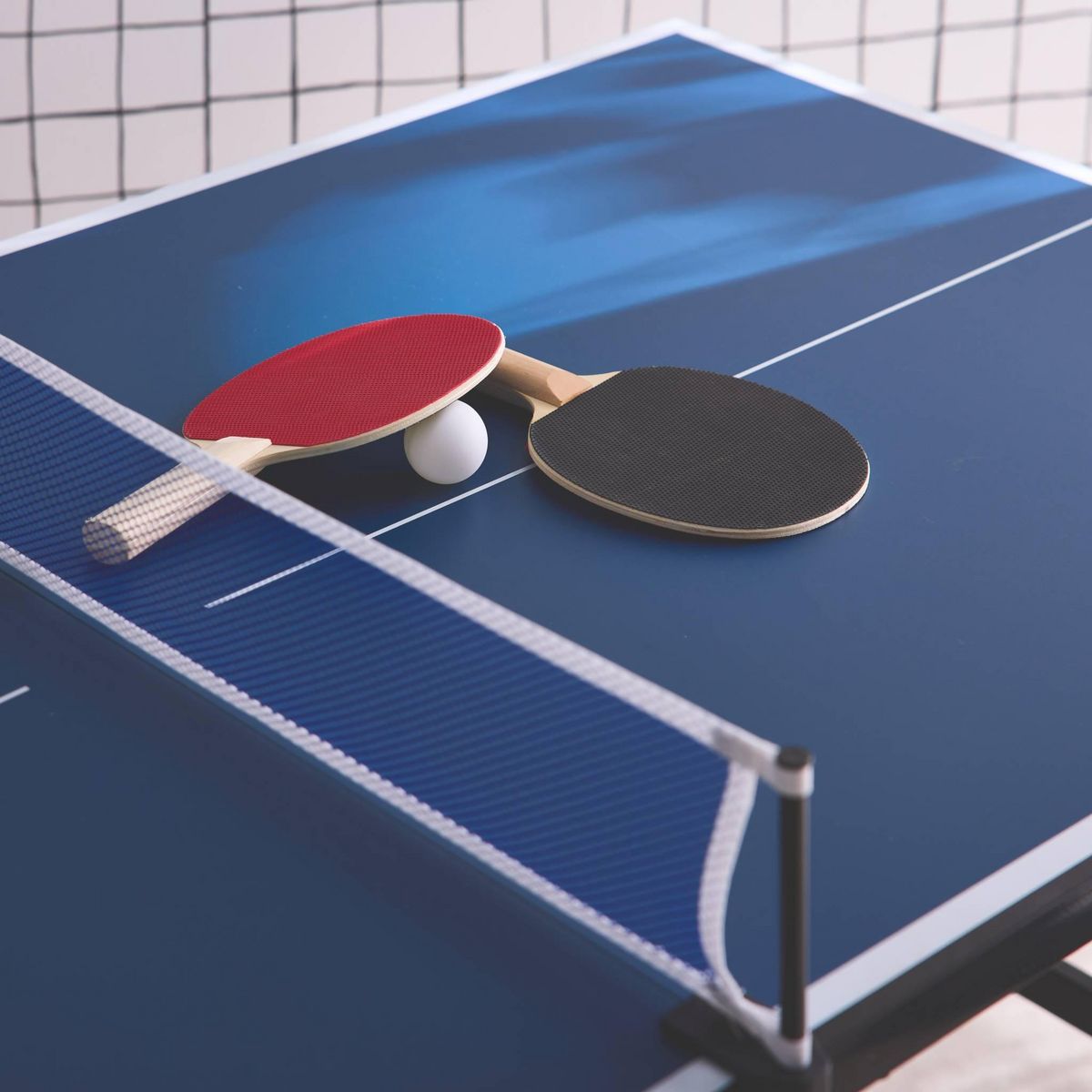 SWEEEK Mini table de ping pong 150x75cm - table pliable INDOOR bleue. avec 2 raquettes et 3 balles. valise de jeu pour utilisation intérieure. sport tennis de table