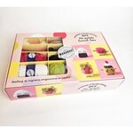 LE GRAND ATELIER CROCHET DIY - MA PETITE LUNCH BOX. CE COFFRET CONTIENT : 10 PELOTES DE FIL 100% COTON, 1 CROCHET DU REMBOURRAGE, DES YEUX DE SECURITE ET 1 LIVRE DE CROCHET EXPLIQUANT TOUTES LES ETAPES DES 4 MODELES, Ly Annick
