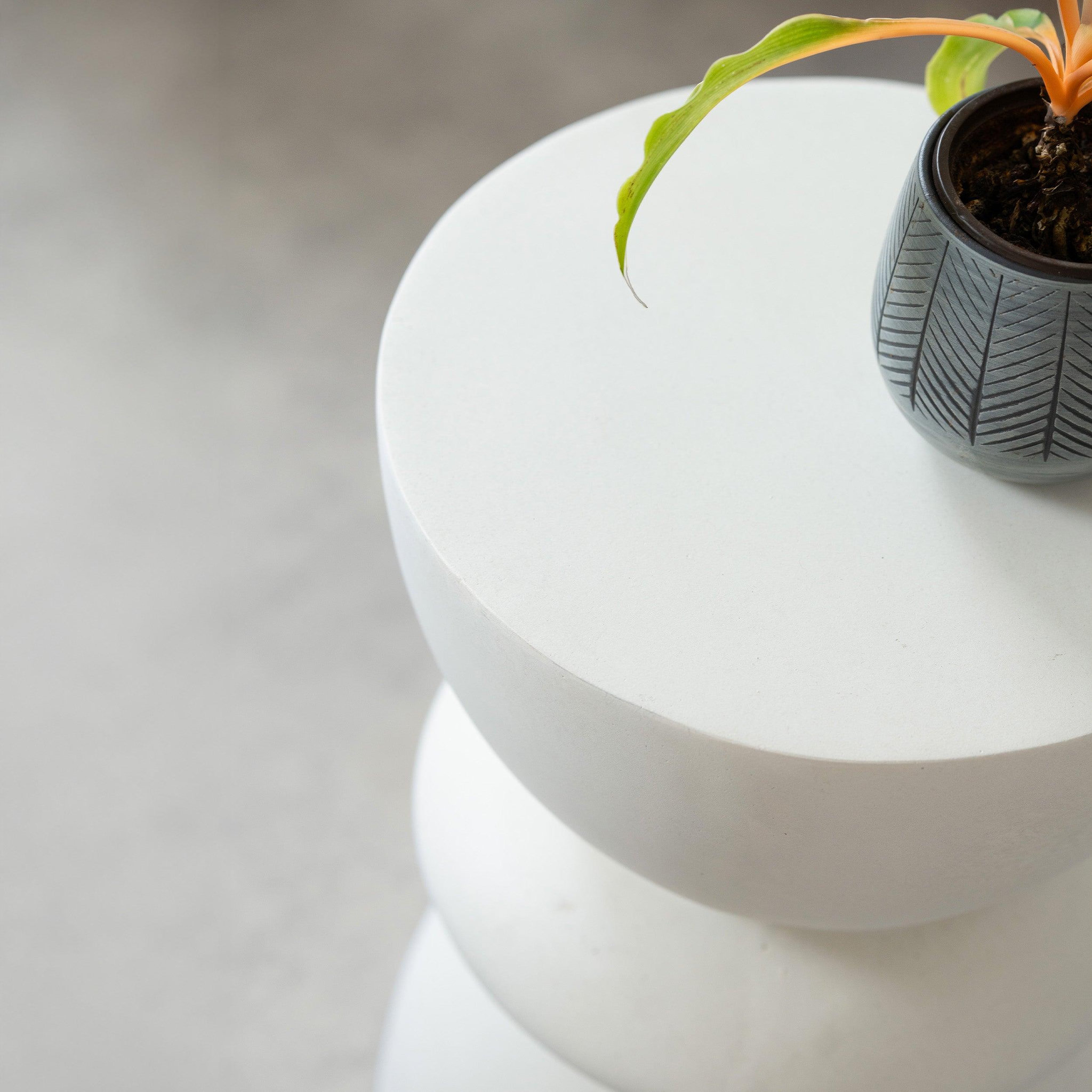 Voir la diapositive 5 : MAISON PAVANE Table d'appoint ronde blanche en fibre d'argile effet béton d35 cm-maupiti