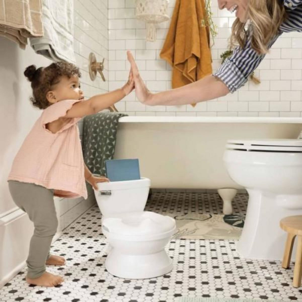 MARKET24 INGENUITY Mini Toilette enfant avec Réducteur de Toilette inclus, Chasse d'eau musicale et rangement lingette intégré blanc