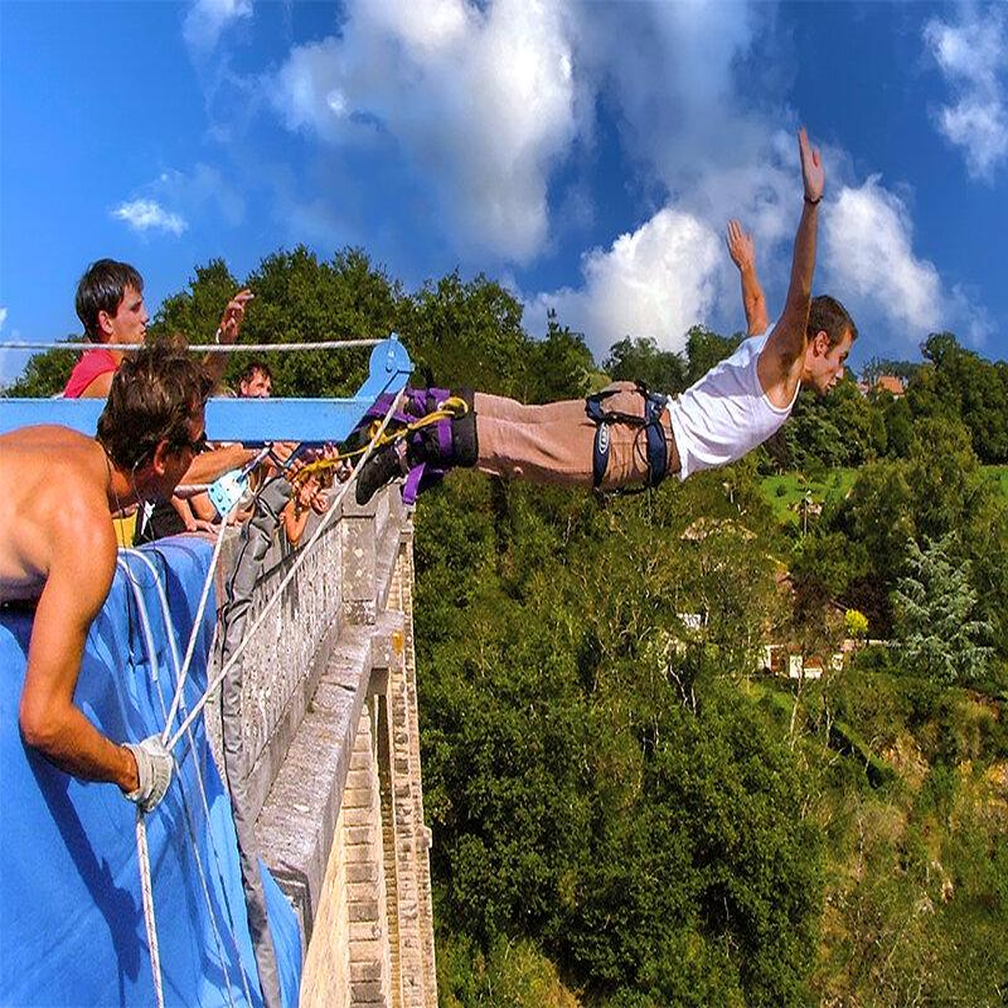 Voir la diapositive 3 : Smartbox Saut à l'élastique pour 2 au viaduc de l'isle jourdain dans la vienne - coffret cadeau sport & aventure