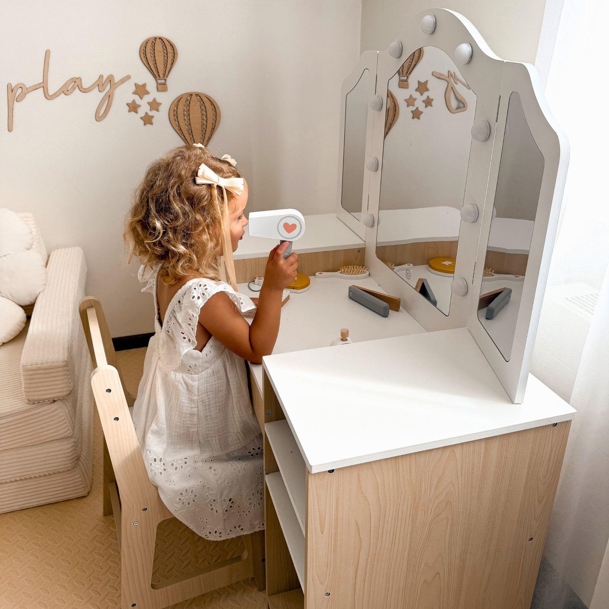 Voir la diapositive 2 : MAMABRUM Coiffeuse Enfant en Bois MAMABRUM avec Chaise, Miroir et Éclairage LED, 9 Accessoires