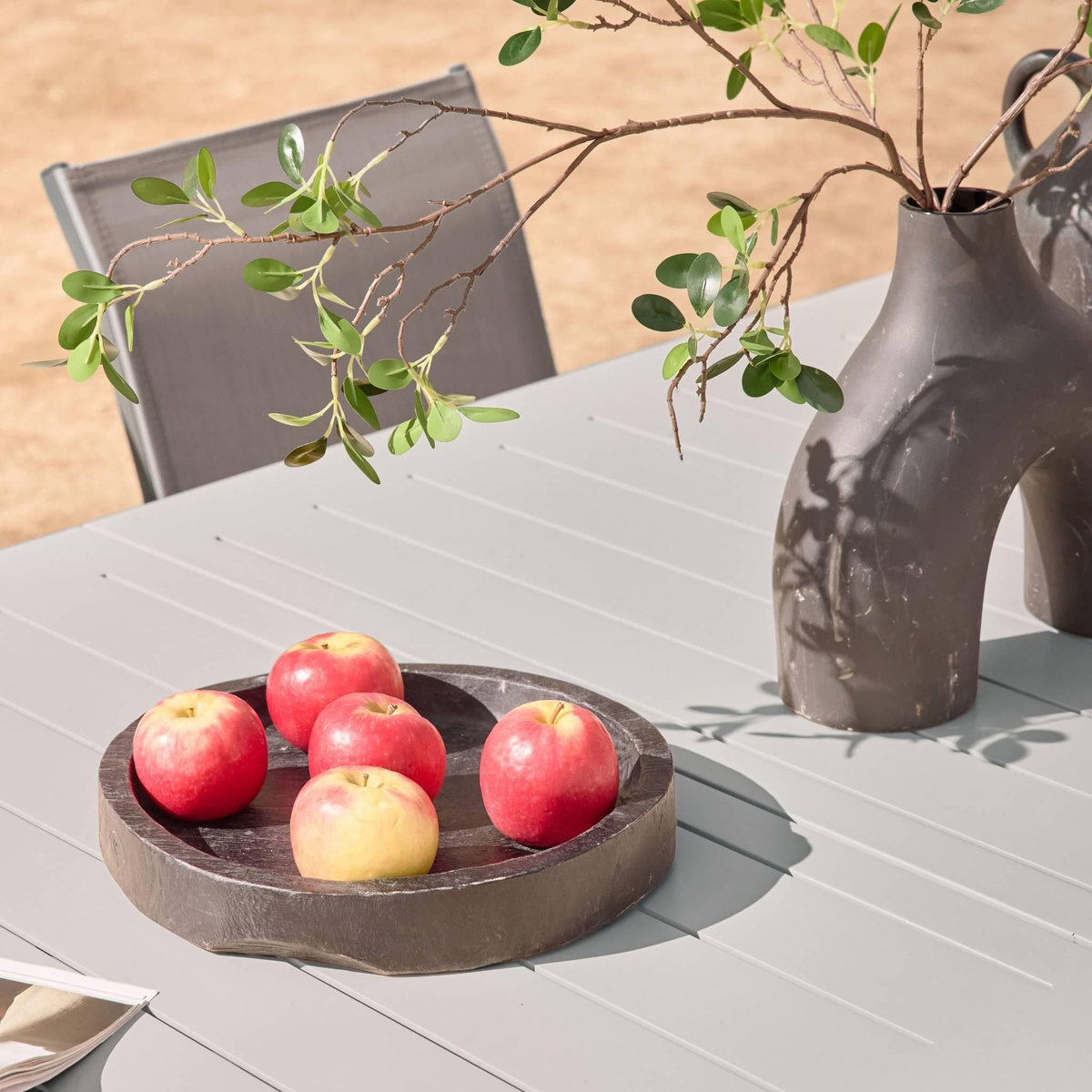 SWEEEK Table de jardin extensible aluminium + 10 assises aluminium et textilène anthracite. 8 chaises. 2 fauteuils. 10 places. 290 x 100 x 75 cm