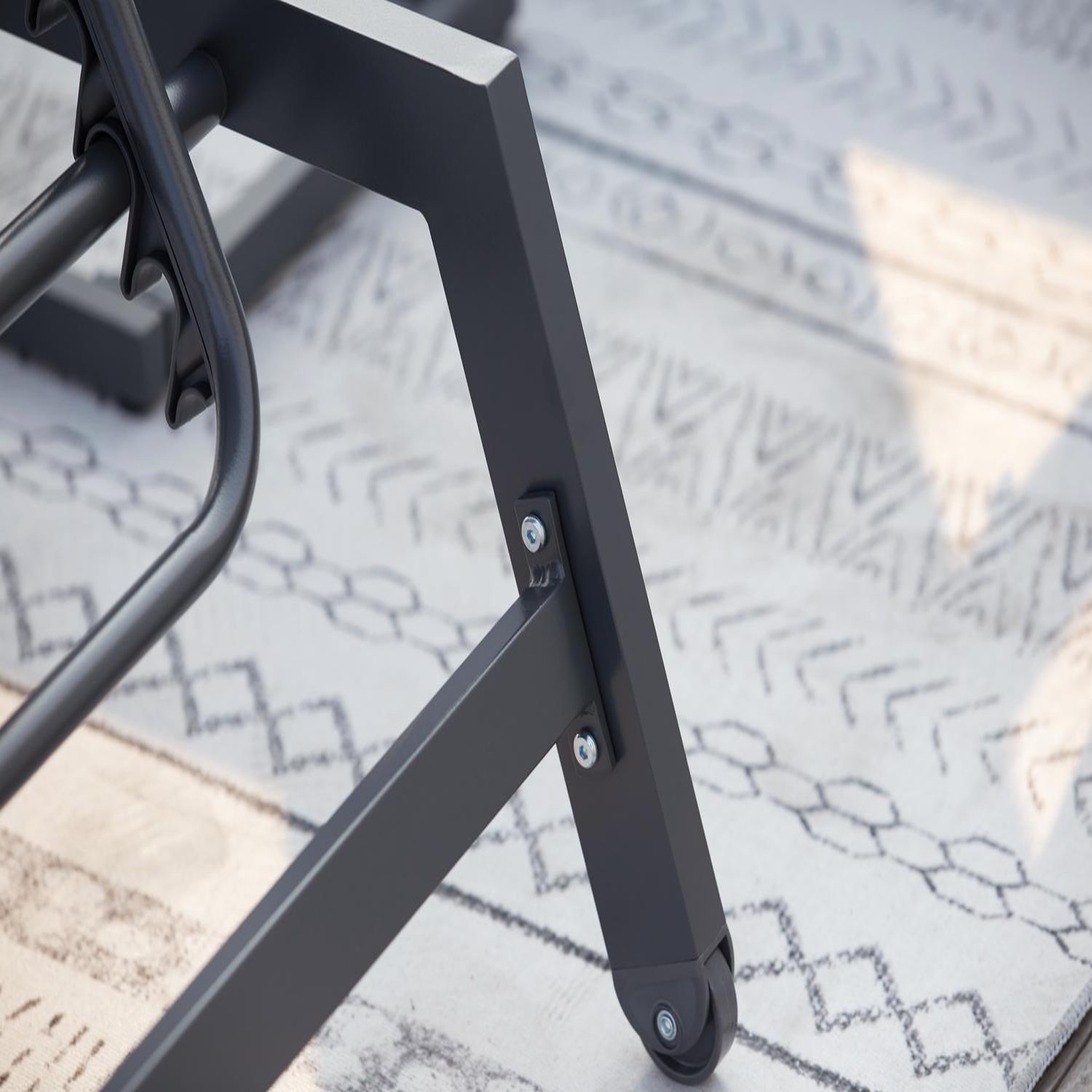Voir la diapositive 5 : CONCEPT USINE Lot de 2 transats et une table d'appoint gris et noir prato