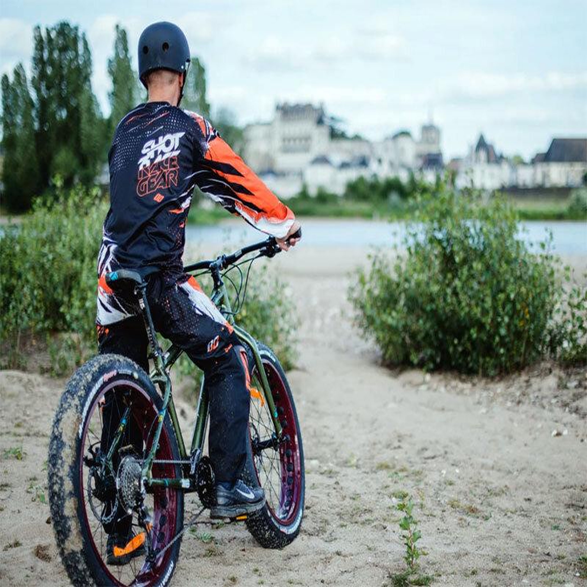 Voir la diapositive 3 : Smartbox Journée sensations pour deux à tours : canoë et fatbike - coffret cadeau sport & aventure