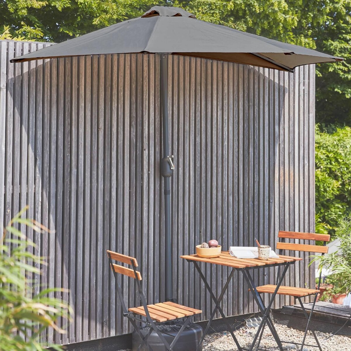 SWEEEK Parasol de balcon Ø250cm  – CALVI – Demi-parasol droit, mât central en aluminium avec manivelle d'ouverture