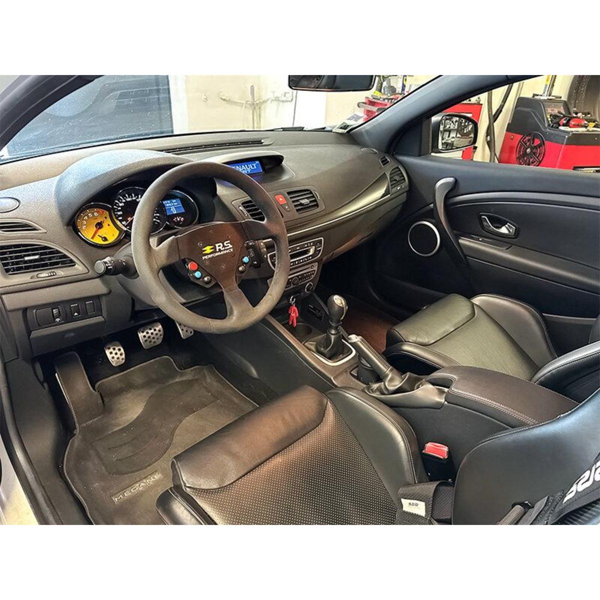 Smartbox Passion pilotage : 1 demi-journée au volant d'une Mégane 3 RS Trophy sur le circuit de Magny-Cours - Coffret Cadeau Sport & Aventure