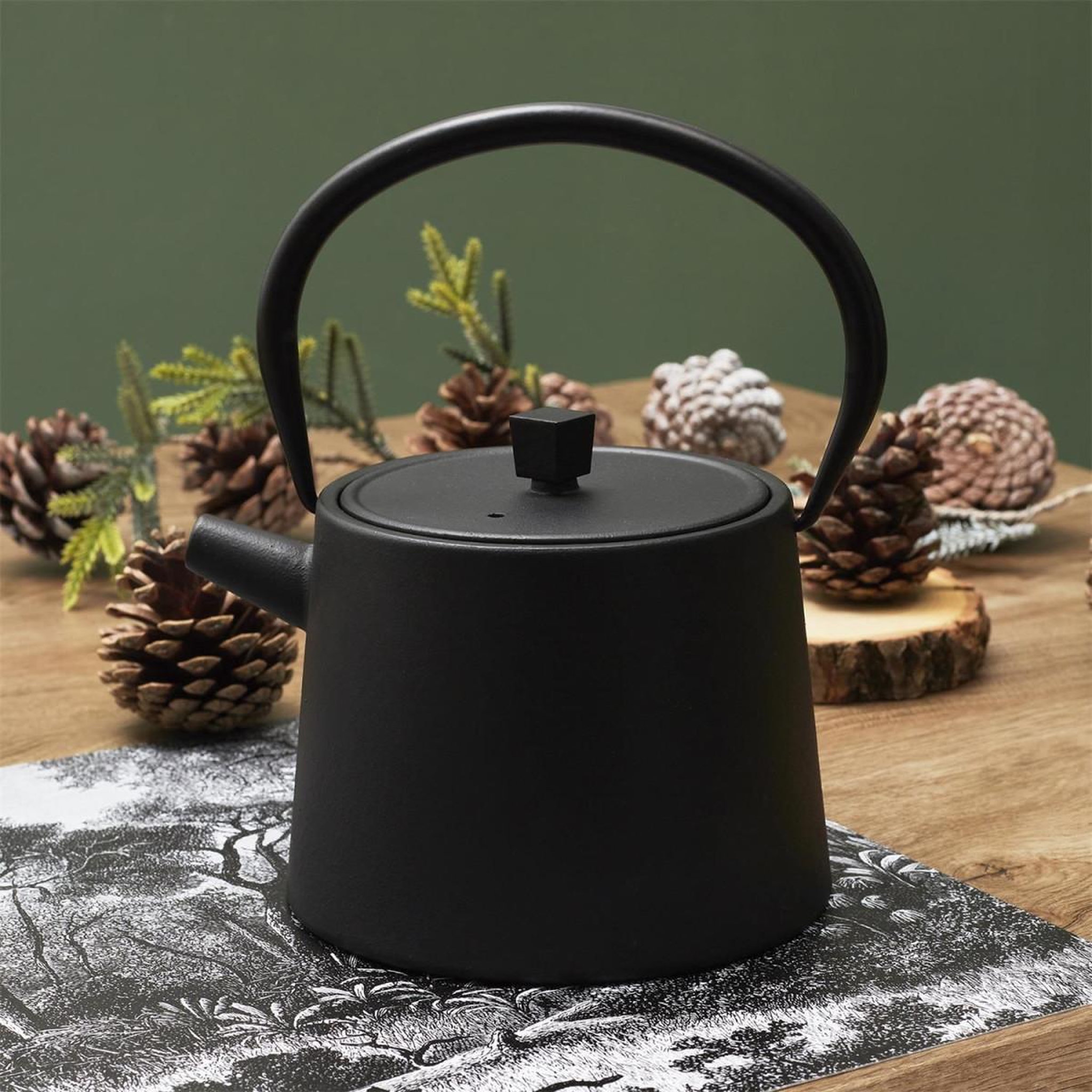 Voir la diapositive 2 : The Home Deco Factory Théière design en fonte  cosy  90cl noir
