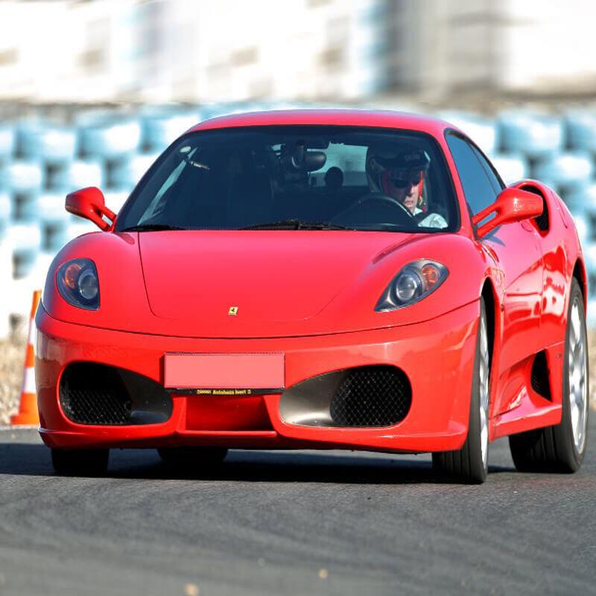 Voir la diapositive 2 : Smartbox Session de pilotage d'une Ferrari lors de 2 tours de circuit - Coffret Cadeau Sport & Aventure