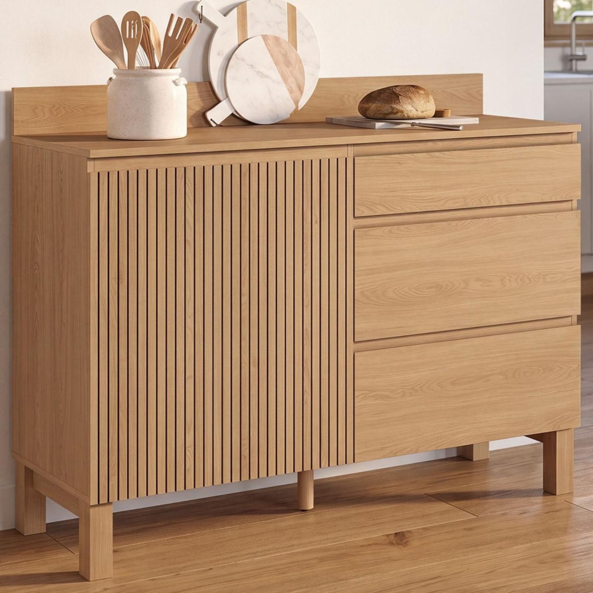 Voir la diapositive 2 : ID MARKET Buffet bas casserolier de cuisine 120 cm JULIETTE plan de travail H.83 cm 1 porte + 3 tiroirs effet lattes tasseau bois