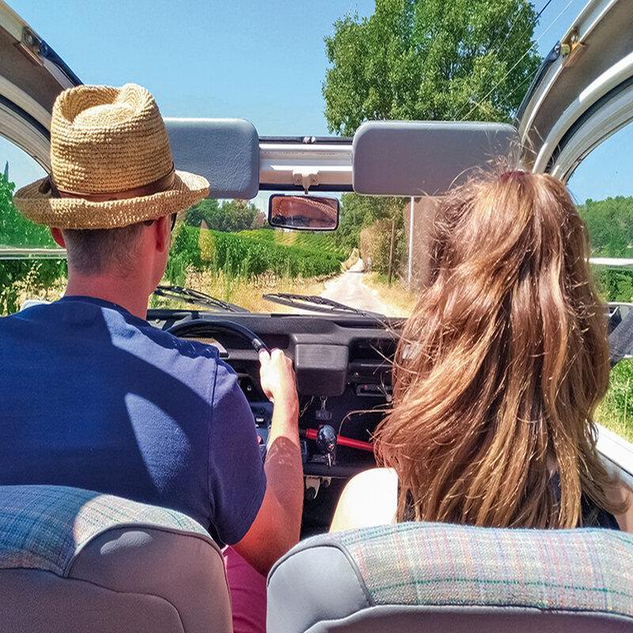 Voir la diapositive 3 : Smartbox Balade vintage en 2 cv dans les champs de lavande et visite de distillerie - coffret cadeau sport & aventure