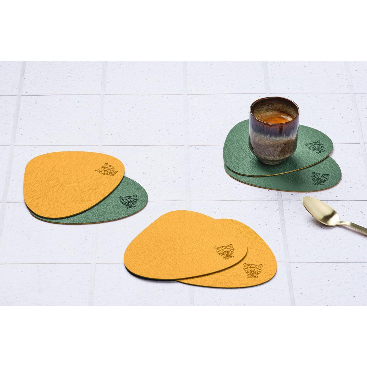 BJORN Sous-verre curve réversible - 6 pièces - Cuir recyclé jaune moutarde et vert sapin