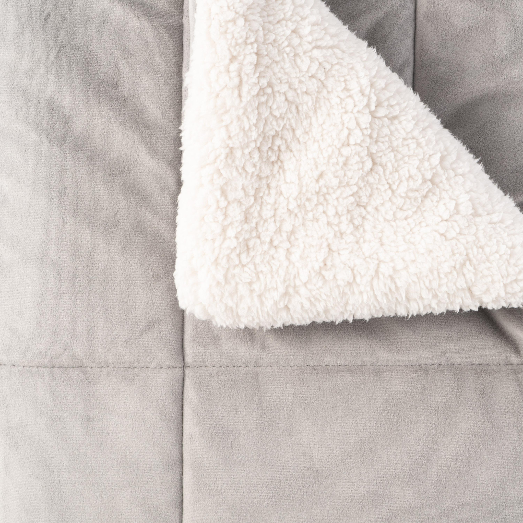 Voir la diapositive 3 : ACTUEL Couvre lit matelassé double face velours/sherpa BIEN CHEZ SOI 