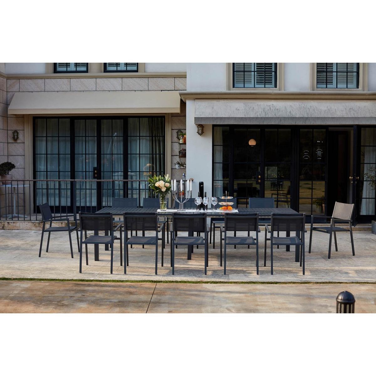 CONCEPT USINE Console extensible et 12 chaises en aluminium OLHAO