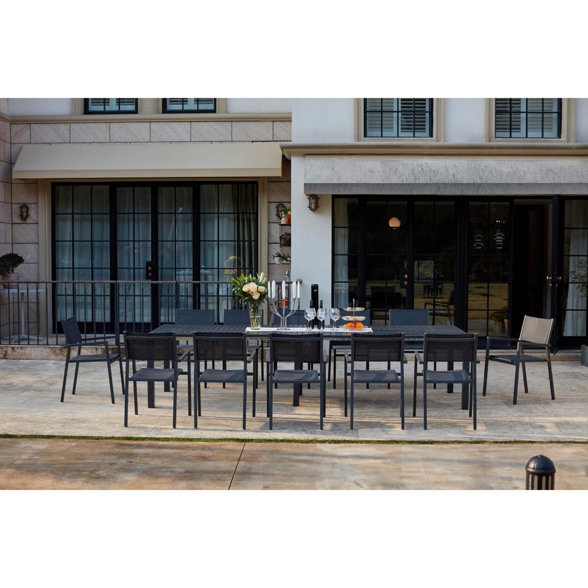 CONCEPT USINE Console extensible et 12 chaises en aluminium OLHAO