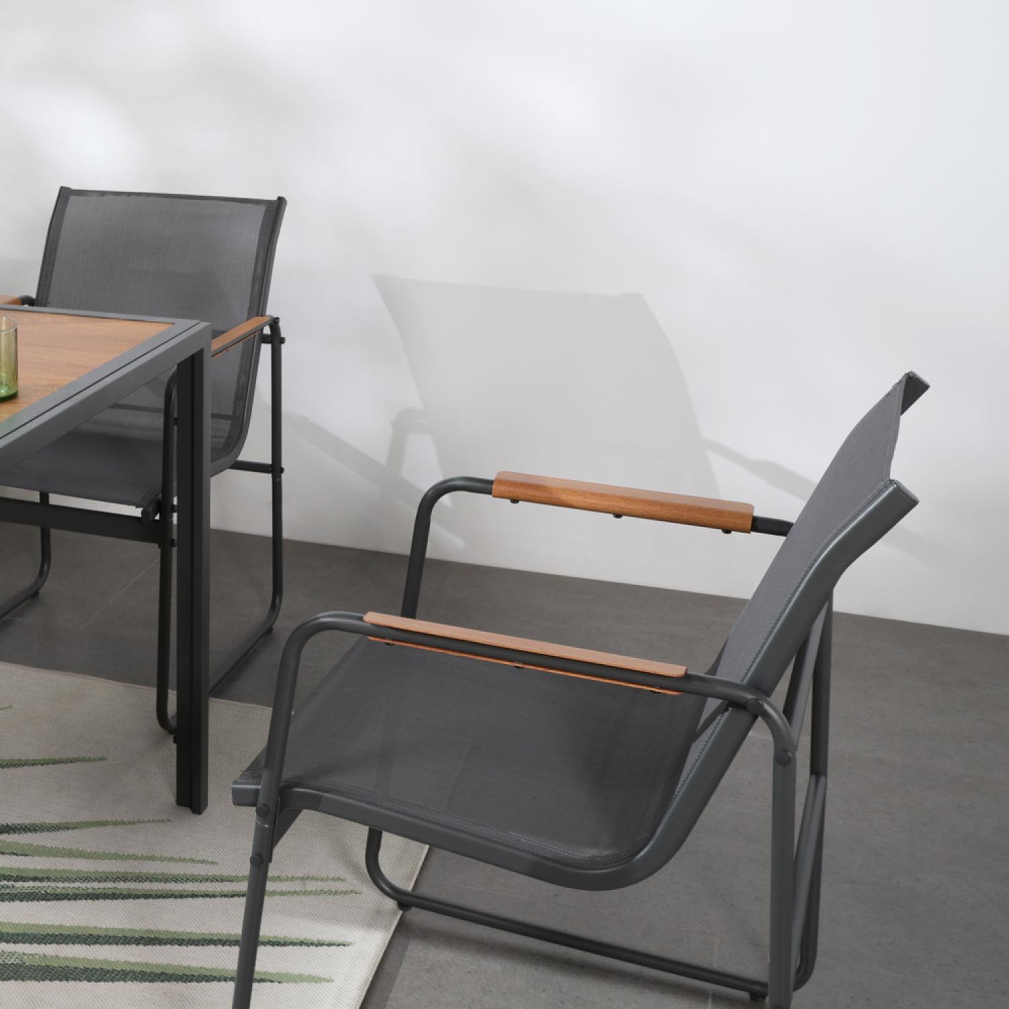 Voir la diapositive 6 : CONCEPT USINE Salon de jardin 6 places anthracite et bois FOGGIA