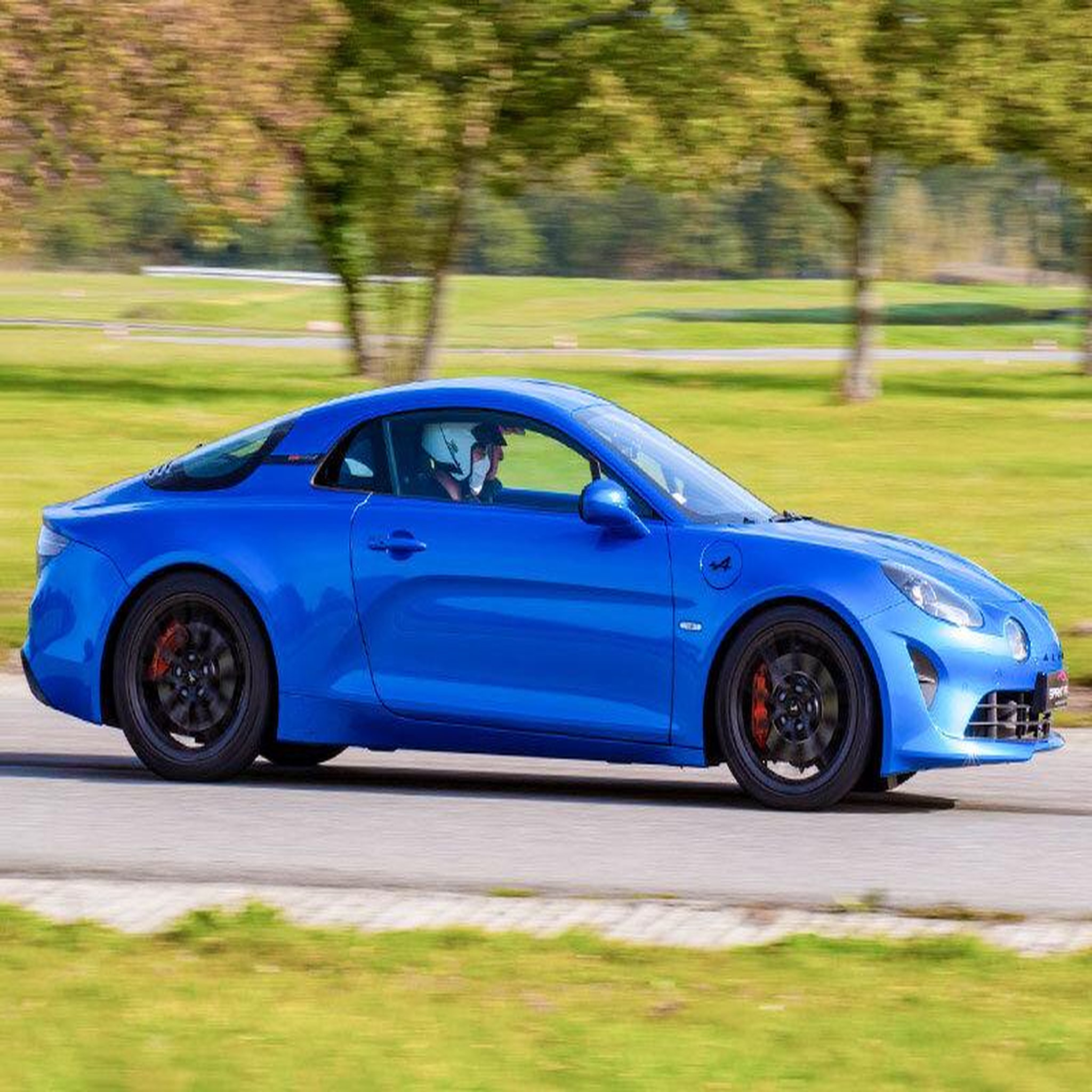 Voir la diapositive 4 : Smartbox Stage de pilotage : 3 tours sur le circuit du luc en alpine a110 s - coffret cadeau sport & aventure