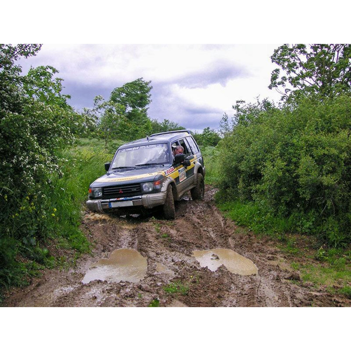 Smartbox Demi-journée de randonnée en 4x4 à la découverte des joyaux de Chantilly - Coffret Cadeau Sport & Aventure