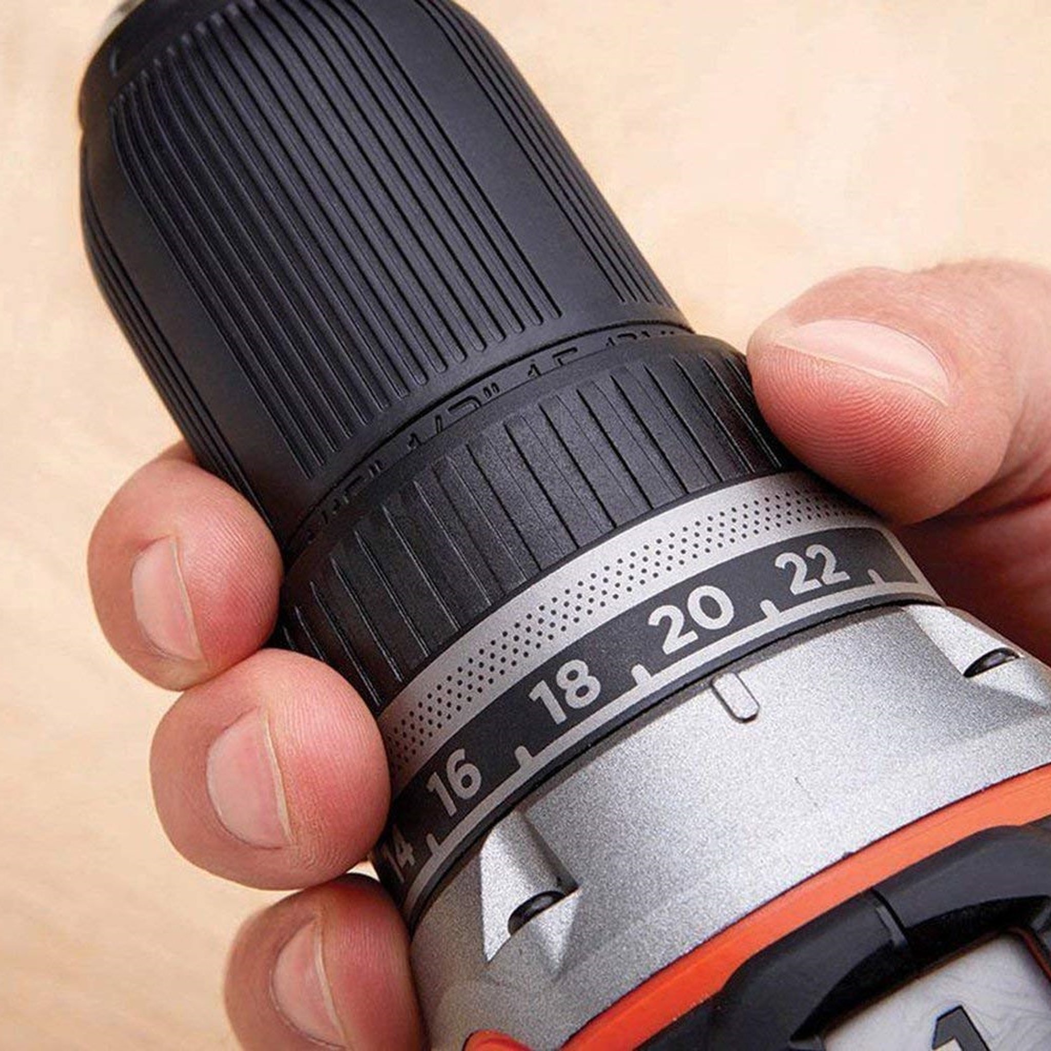 Voir la diapositive 2 : Black & Decker Perceuse visseuse sans fil Brushless 18V + 2 batteries