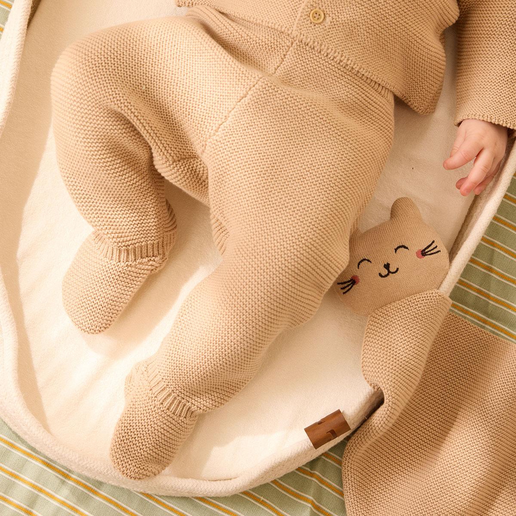 Voir la diapositive 4 : Petit BÃ©guin Doudou en tricot hello baby