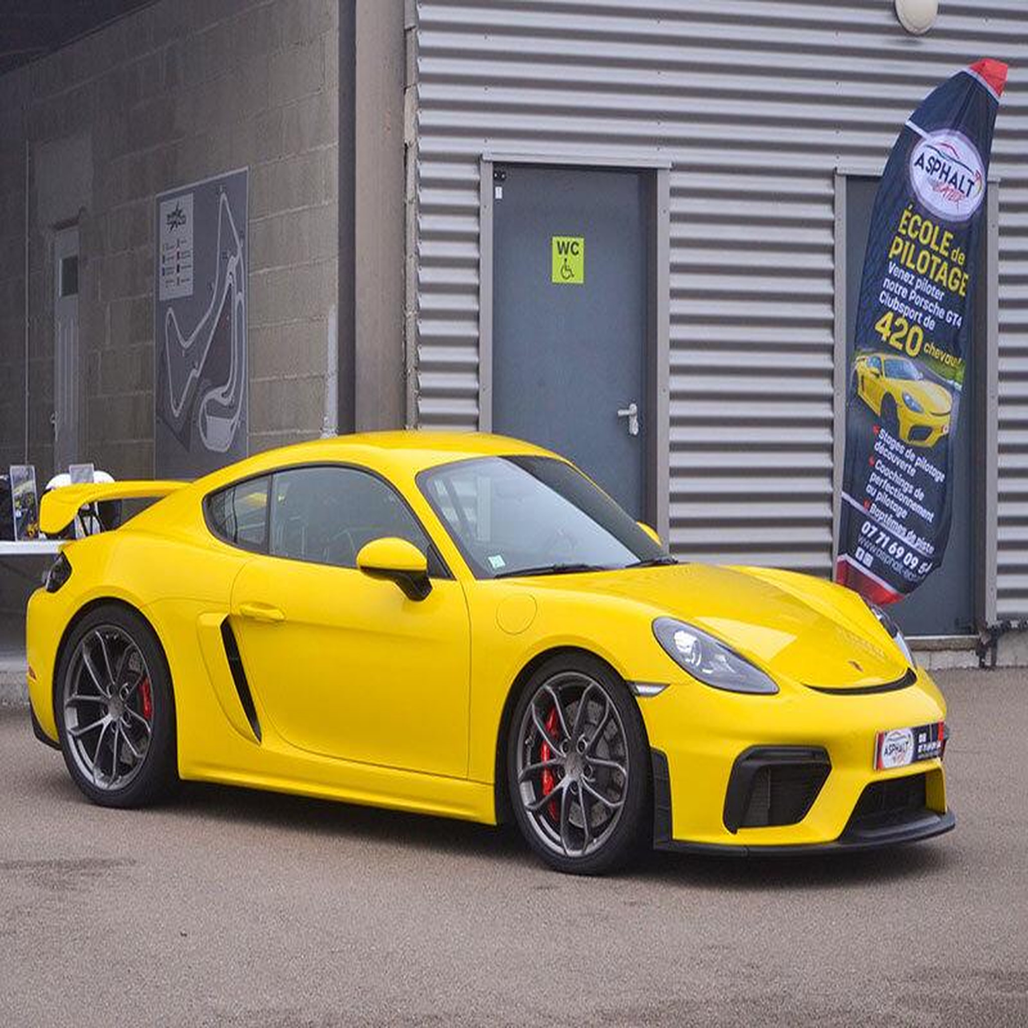 Voir la diapositive 4 : Smartbox Pilotage d'une Porsche GTA 4 Clubsport pendant 3 tours sur le circuit Château-Gaillard - Coffret Cadeau Sport & Aventure