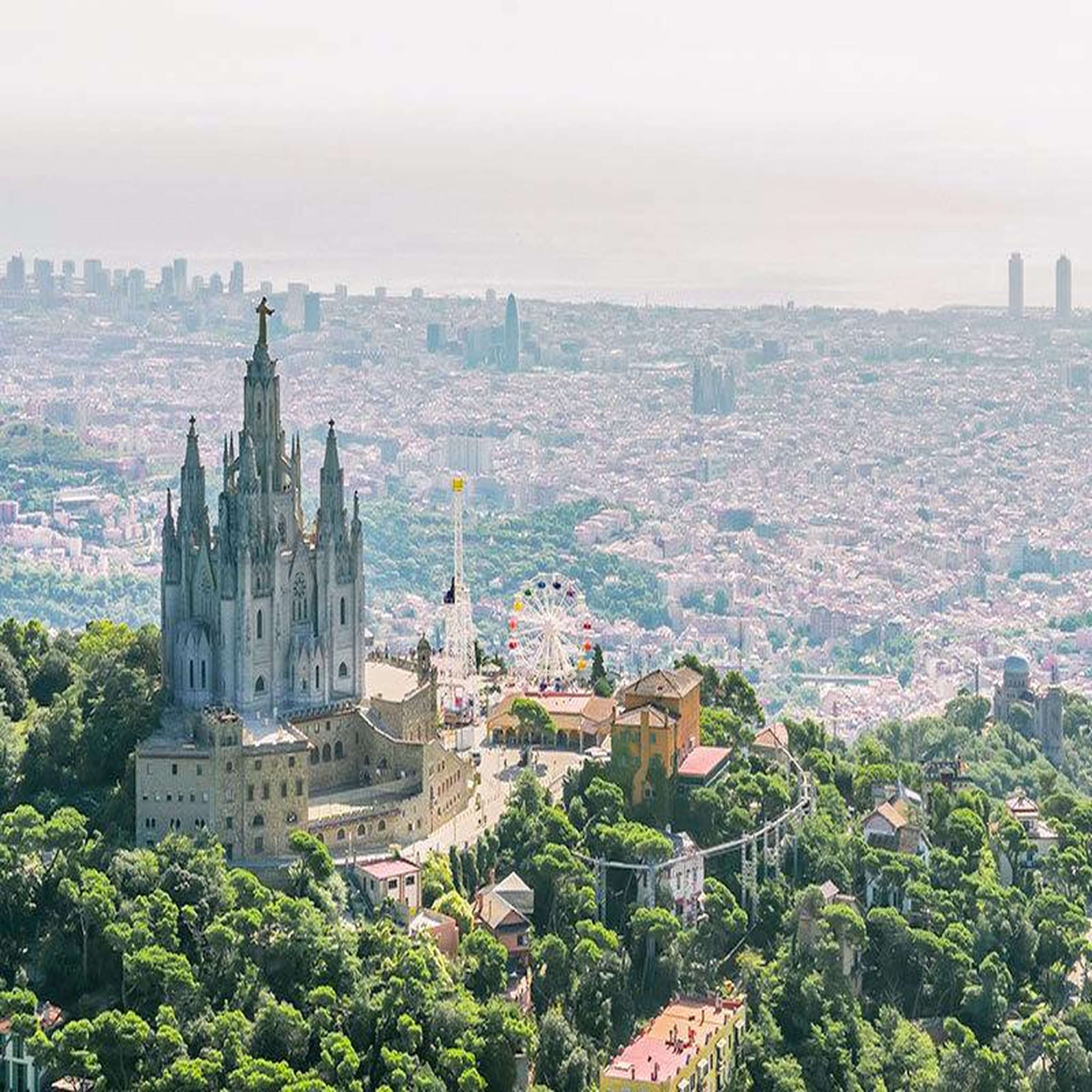 Voir la diapositive 4 : Smartbox Vol en hélicoptère de 7 min au-dessus de Barcelone pour 2 personnes - Coffret Cadeau Sport & Aventure