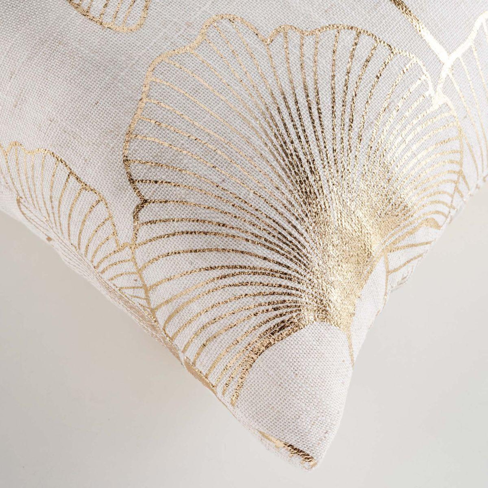 Voir la diapositive 3 : Douceur d'Intérieur Coussin à motifs métallisés  kenzy  45x45cm naturel